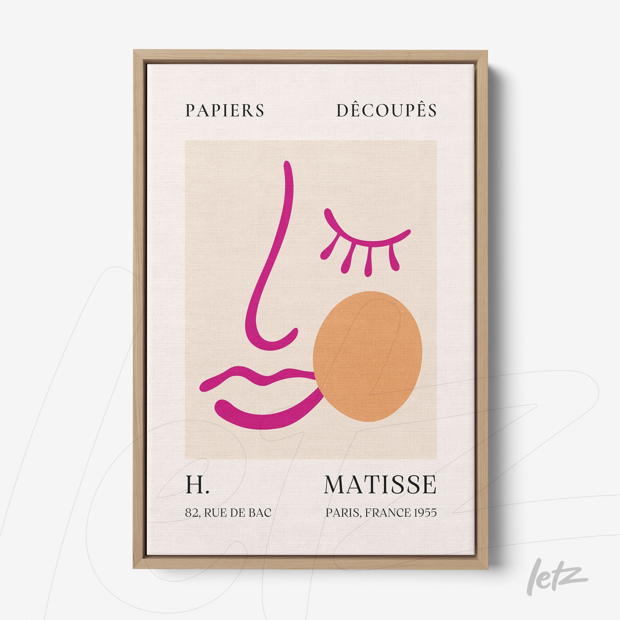 quadro com arte moderna abstrata em moldura de madeira clara, apresentando um rosto simples em linhas coloridas e formas geométricas