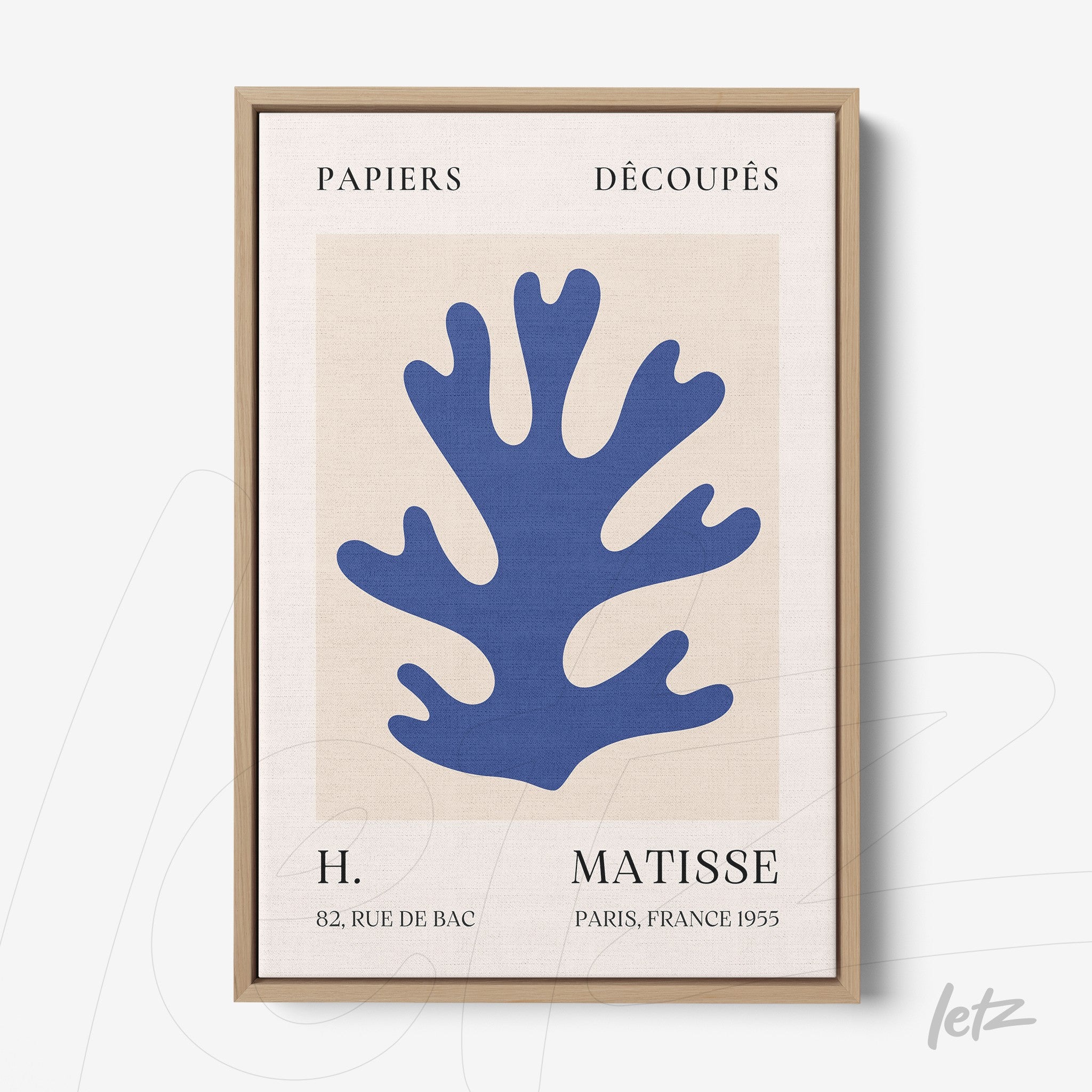 quadro com arte abstrata de coral azul em fundo claro, moldura de madeira clara com detalhes em texto vintage