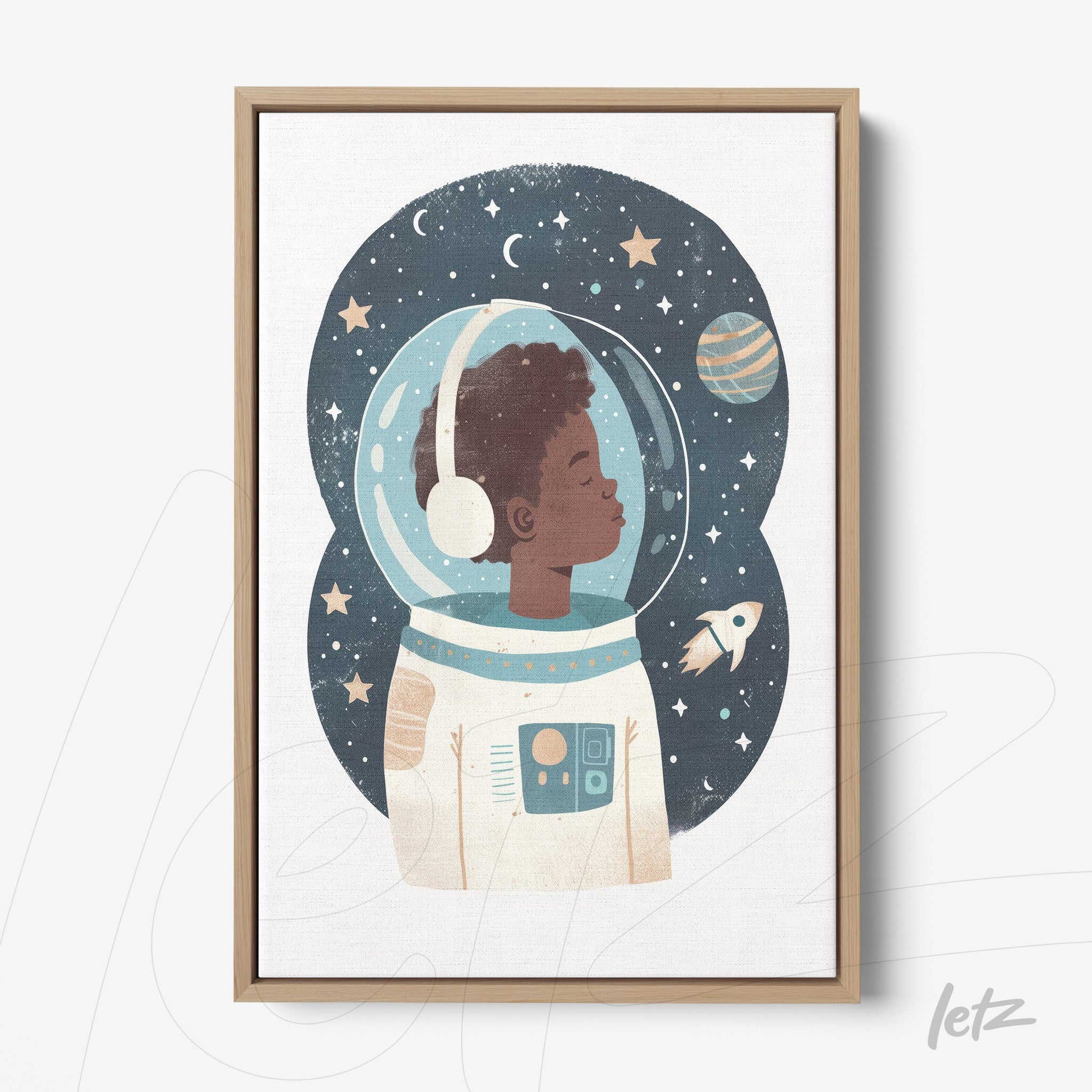 quadro com ilustração de menino astronauta em traje espacial sobre fundo estrelado e planeta, moldura de madeira clara