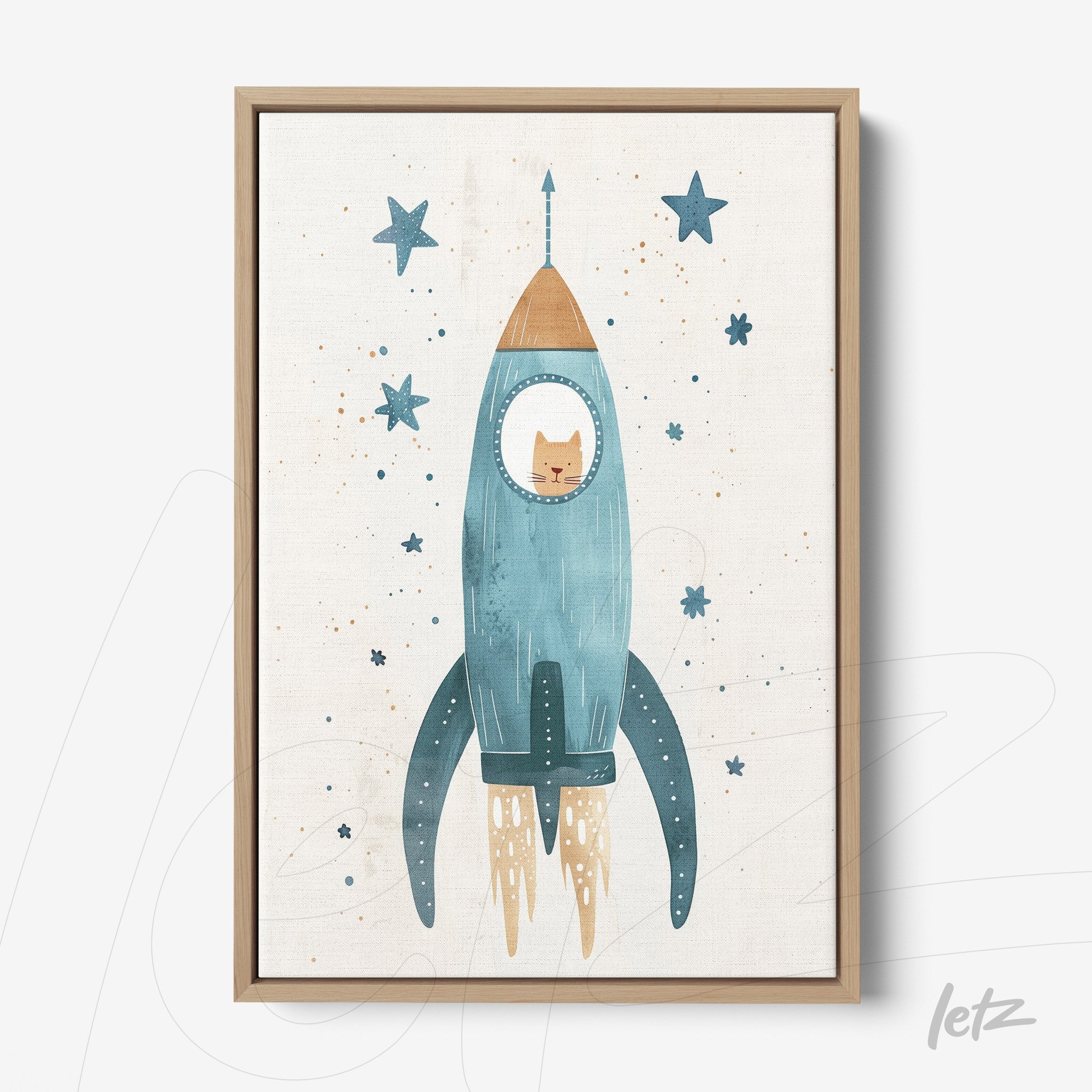 quadro com ilustração de um foguete azul com um gato dentro, decorado com estrelas sobre fundo claro, moldura de madeira clara