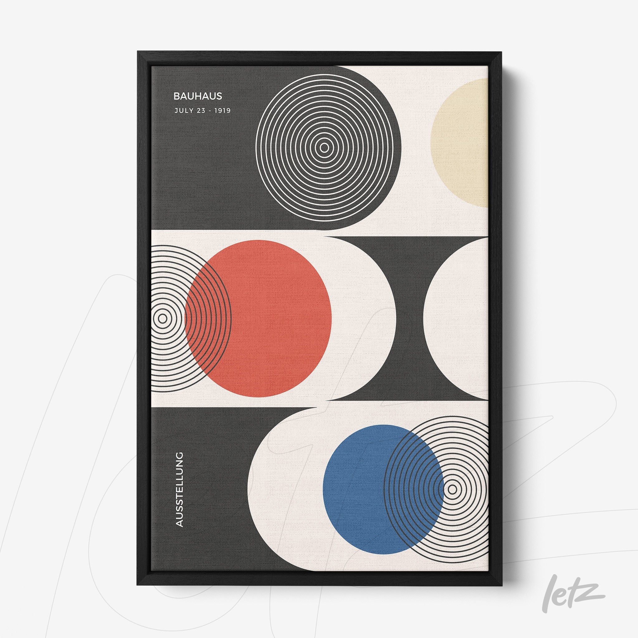 tela em canvas com arte geométrica bauhaus exibida em moldura preta sobre parede branca