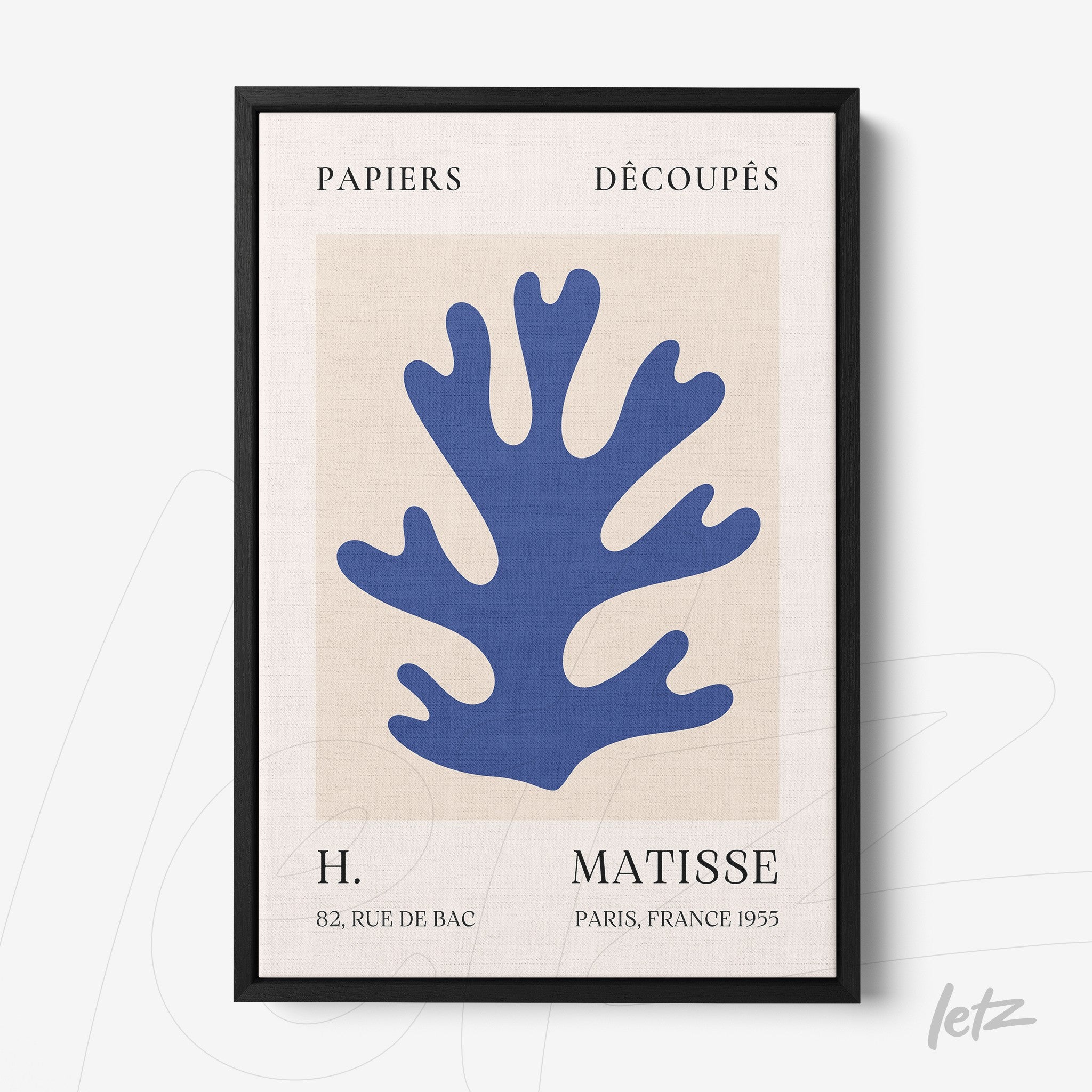 quadro com arte abstrata em azul representando uma planta, fundo claro e moldura preta