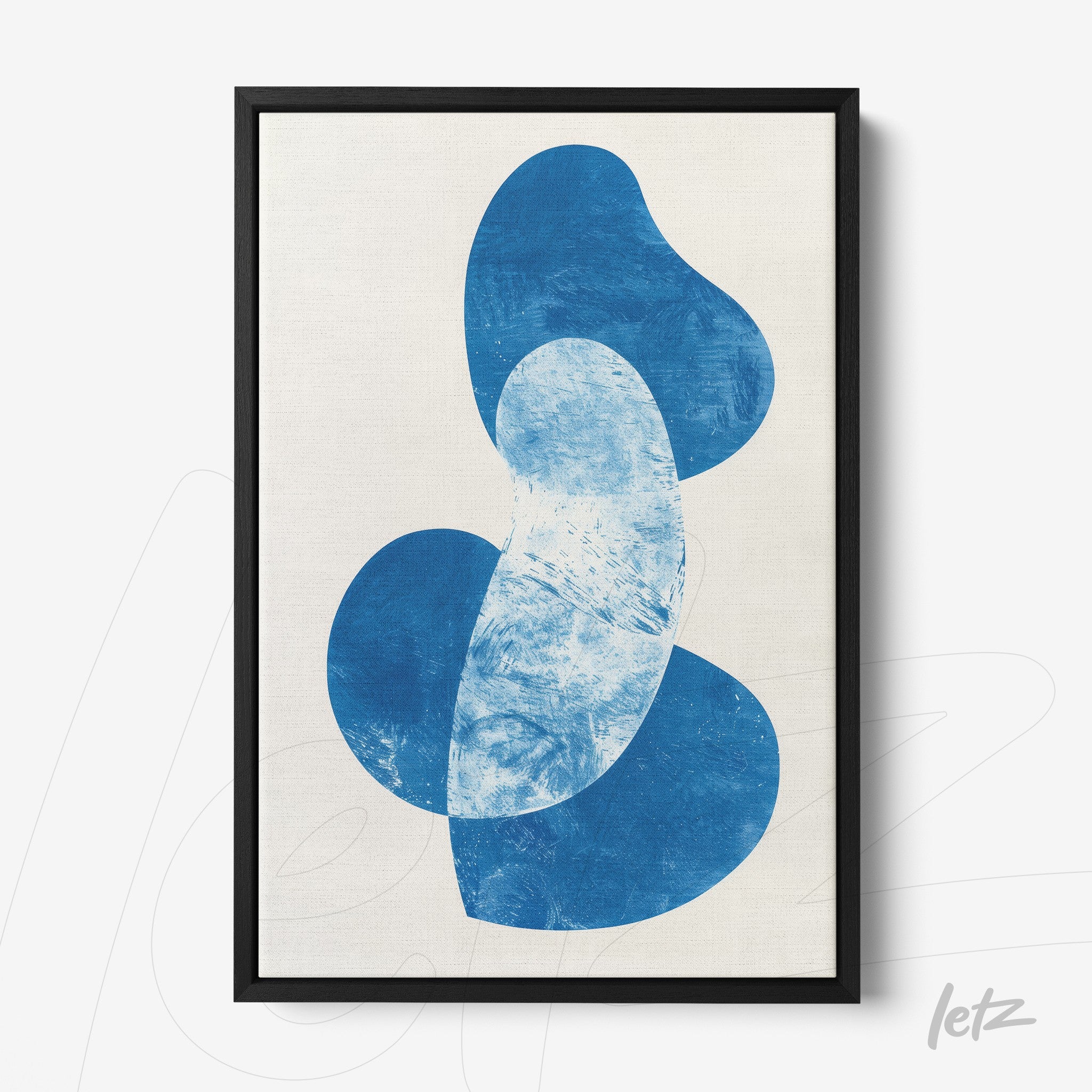 quadro com arte abstrata em azul sobre fundo claro em moldura preta