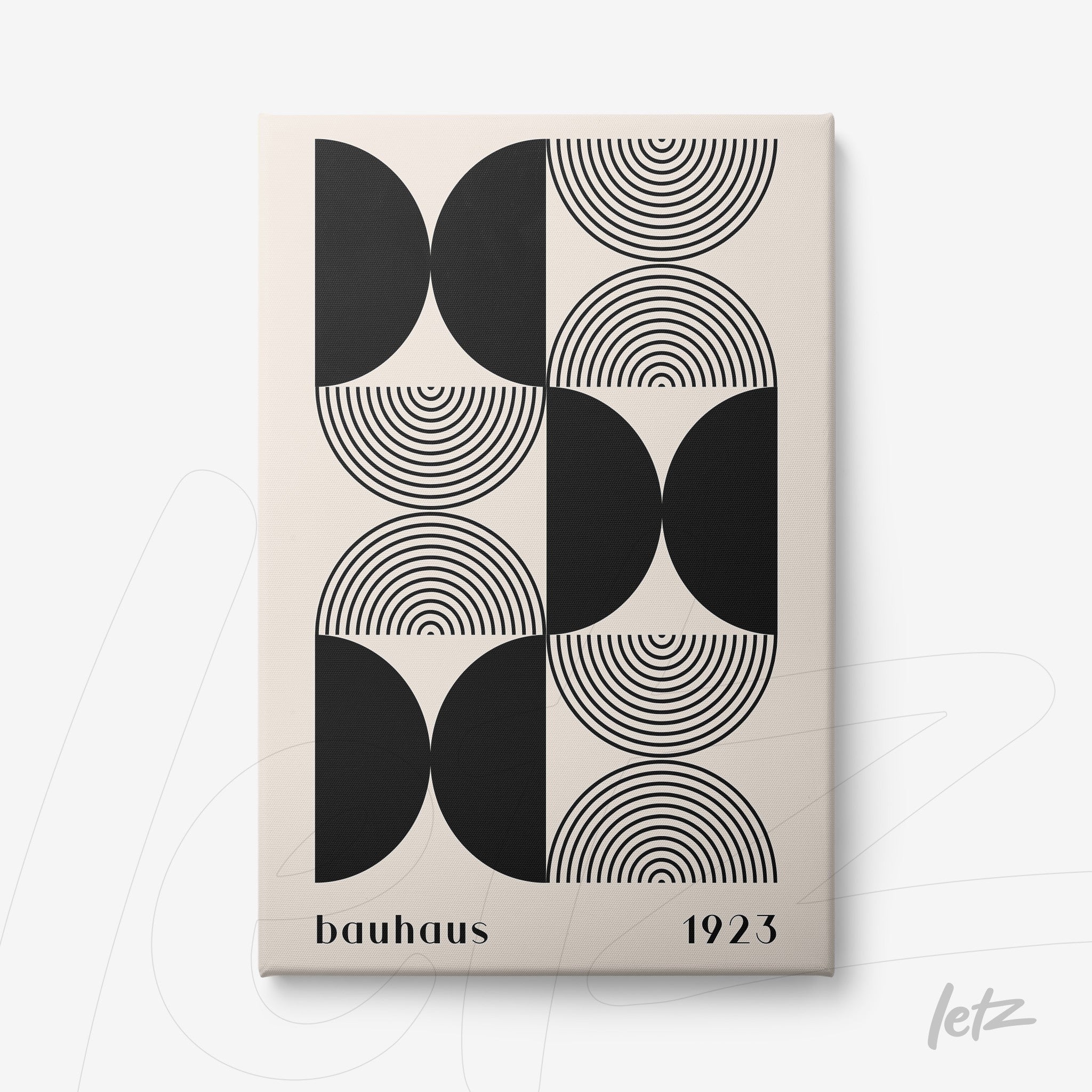 poster impresso com design abstrato em estilo bauhaus exibindo formas geométricas pretas sobre fundo cinza claro