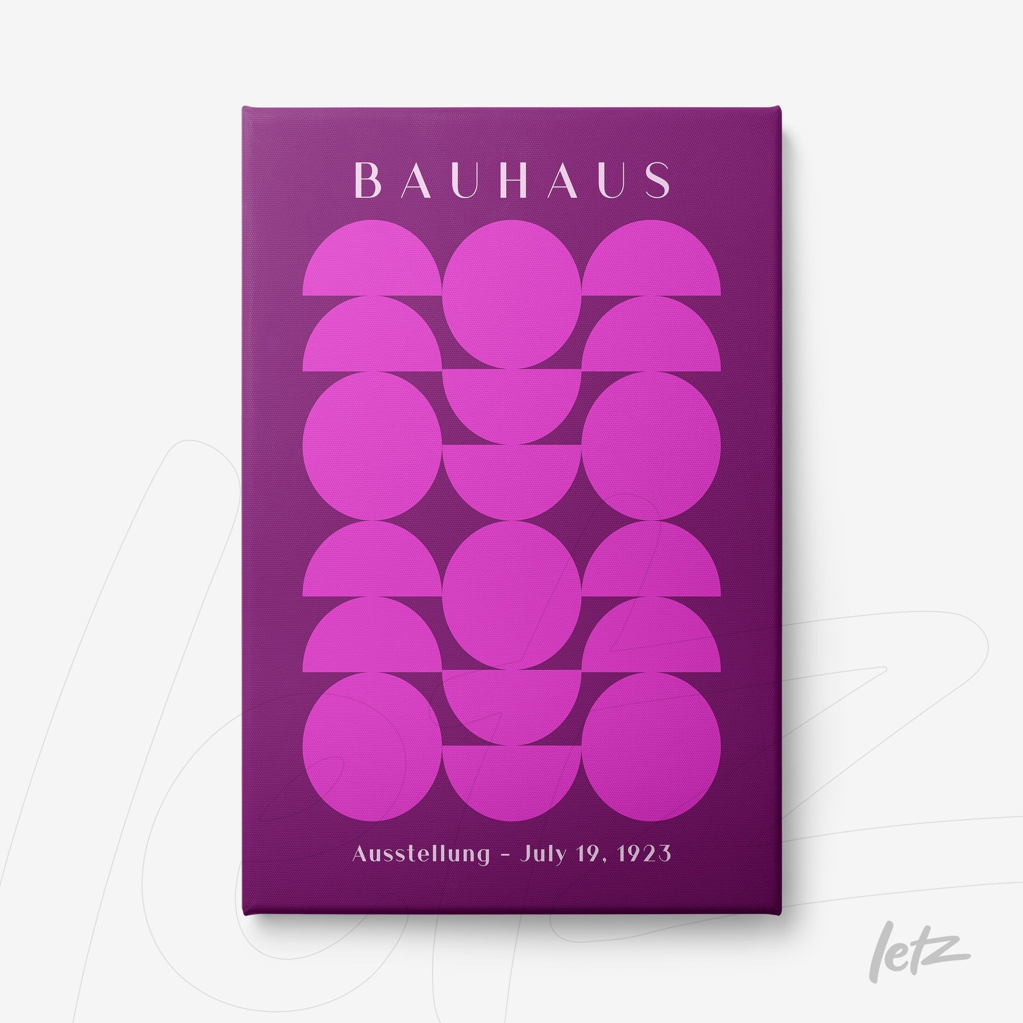 quadro em canvas com arte geométrica em tons de roxo e rosa, com texto 'Bauhaus' e data 'July 19, 1923' em fundo roxo