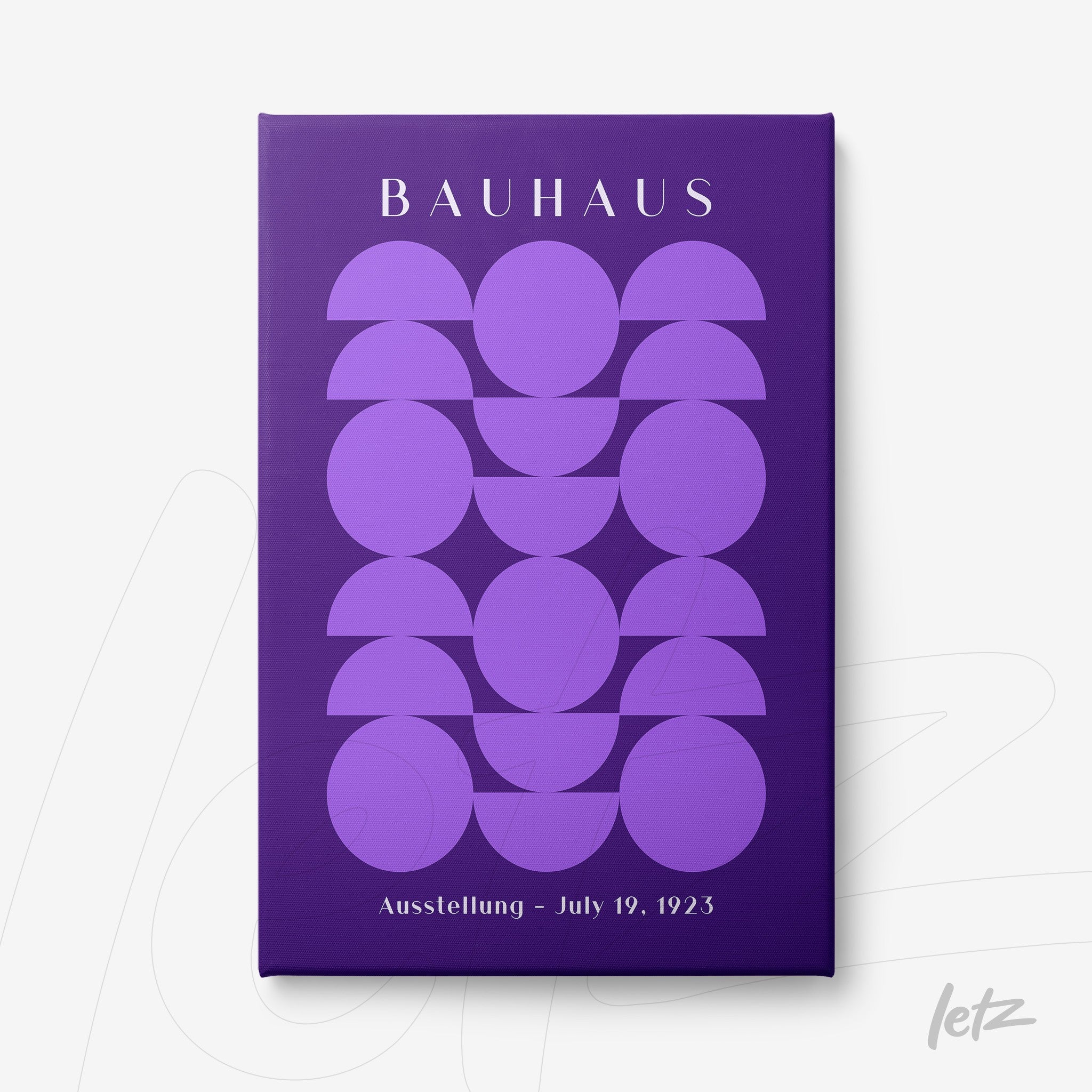 canvas com arte geométrica inspirada no movimento Bauhaus em tons de roxo sobre fundo escuro