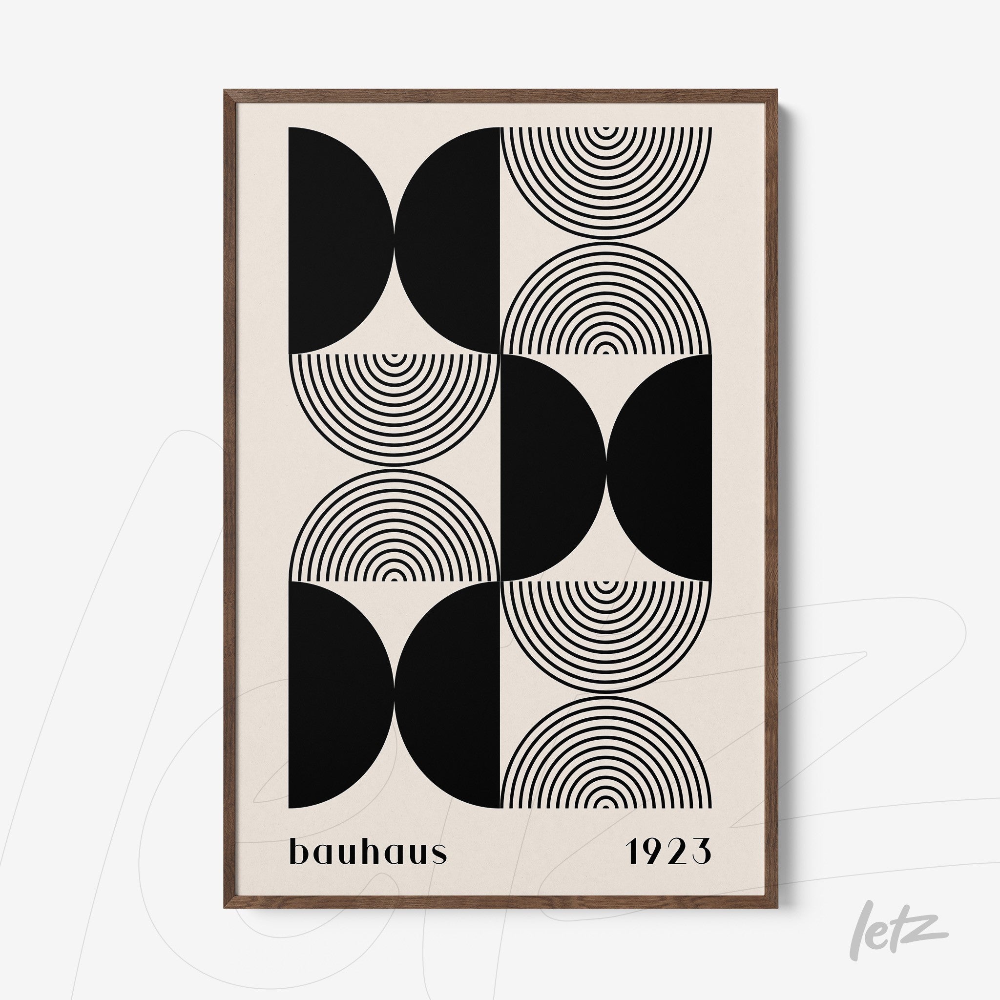 quadro com arte geométrica em preto e branco estilo bauhaus com moldura de madeira escura
