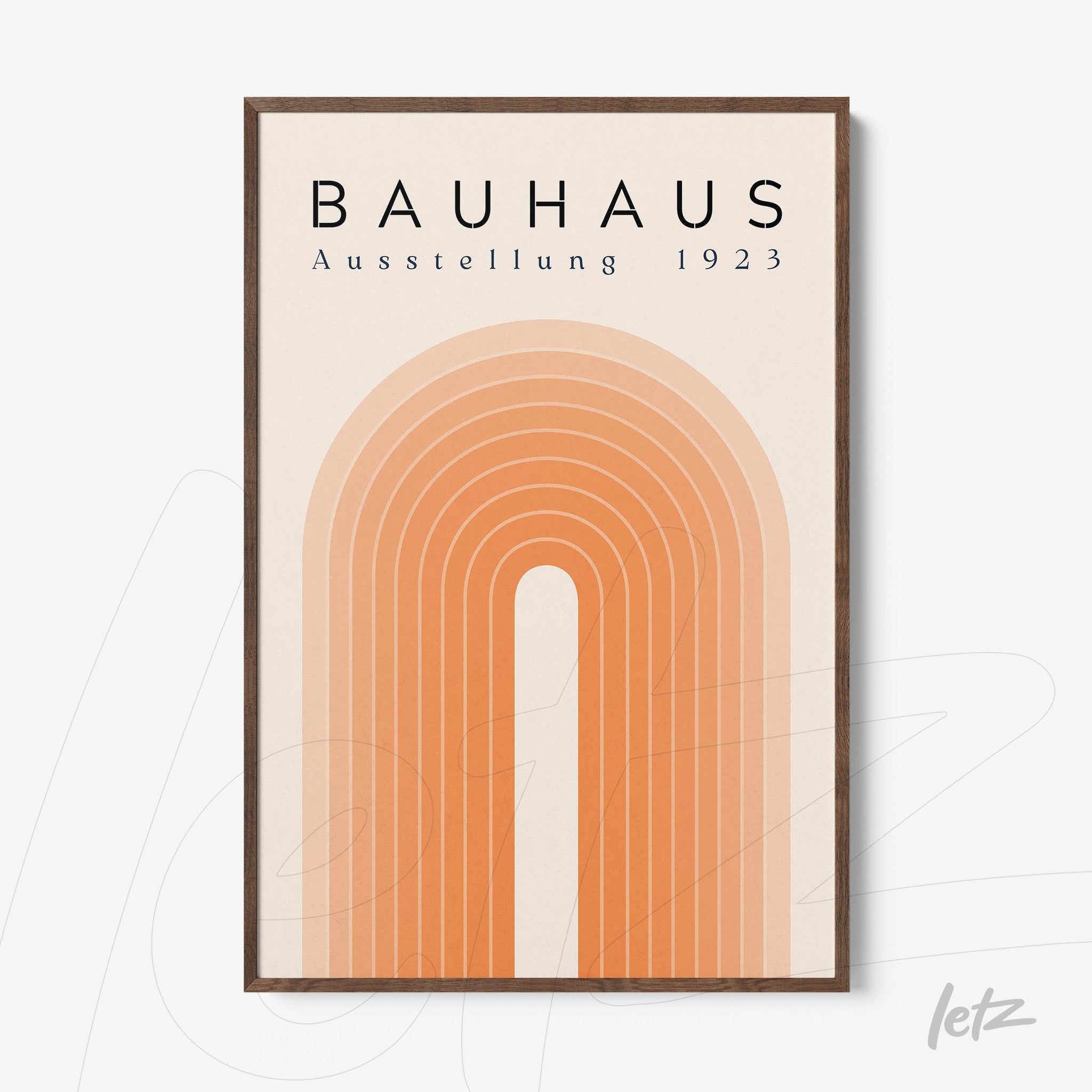 quadro com arte em estilo bauhaus com arcos laranja e texto em preto emoldurado em madeira escura