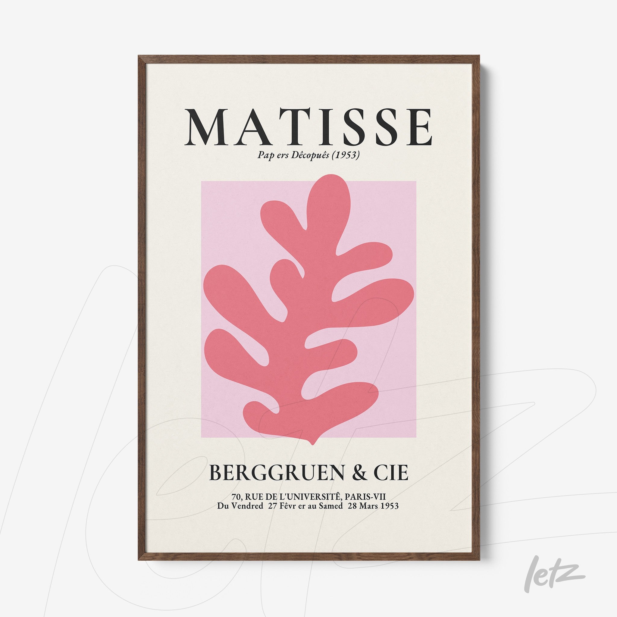 quadro com arte em estilo moderno abstraído de folhagens em tons de rosa e fundo claro, com moldura de madeira escura