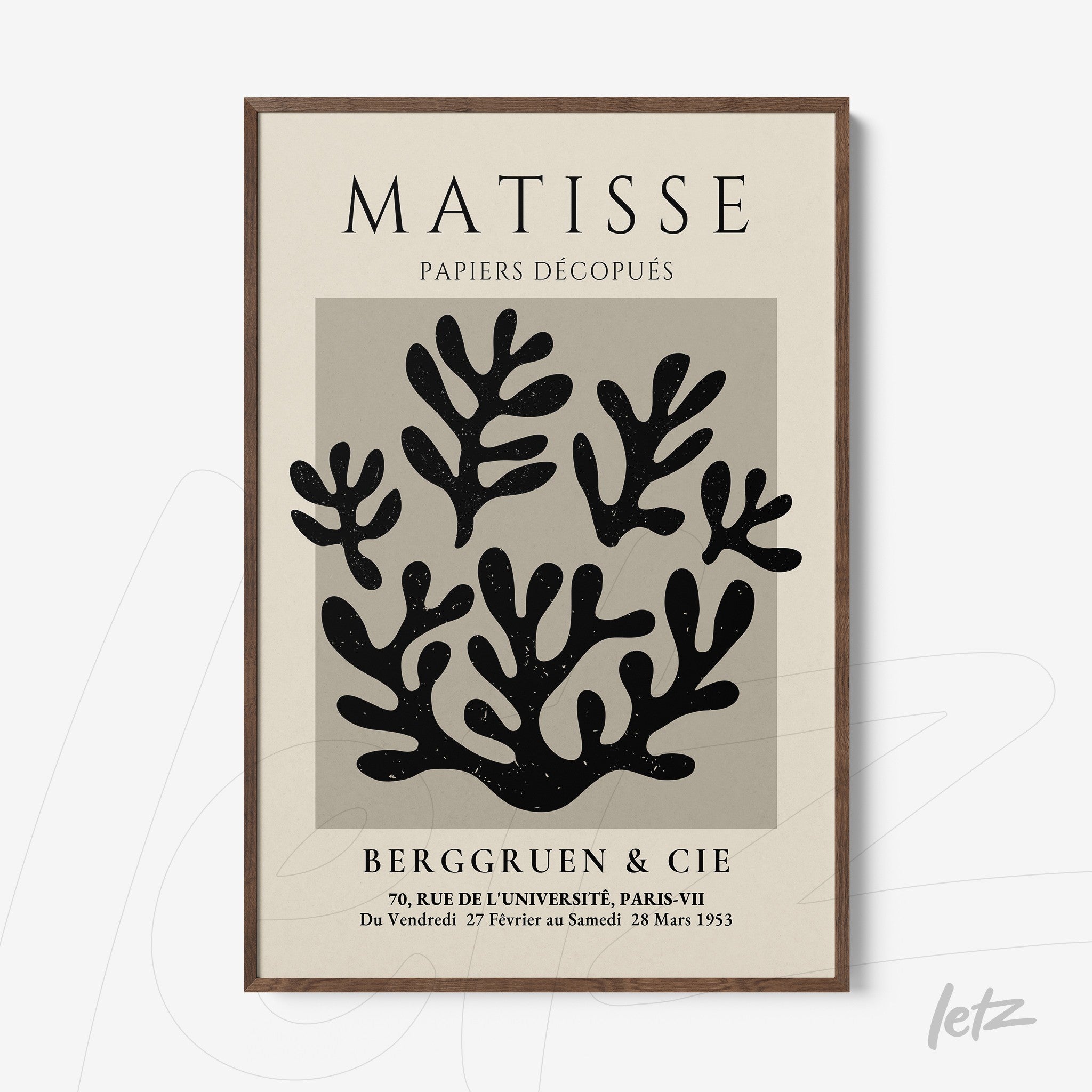 quadro com arte em estilo moderno, apresentando formas orgânicas em fundo cinza claro, com moldura de madeira escura