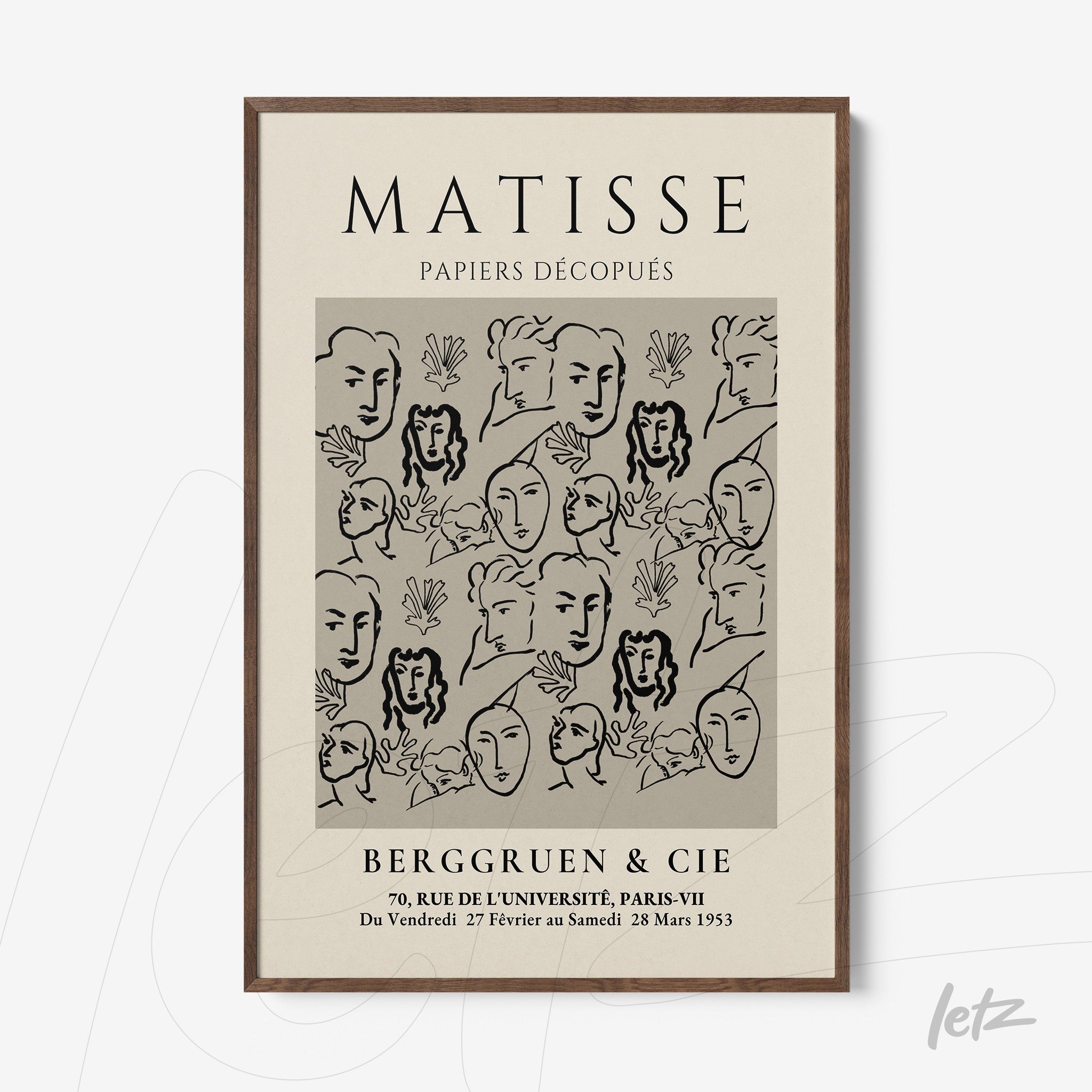 quadro com arte abstrata em preto e branco com rostos estilizados e elementos botânicos, moldura de madeira escura