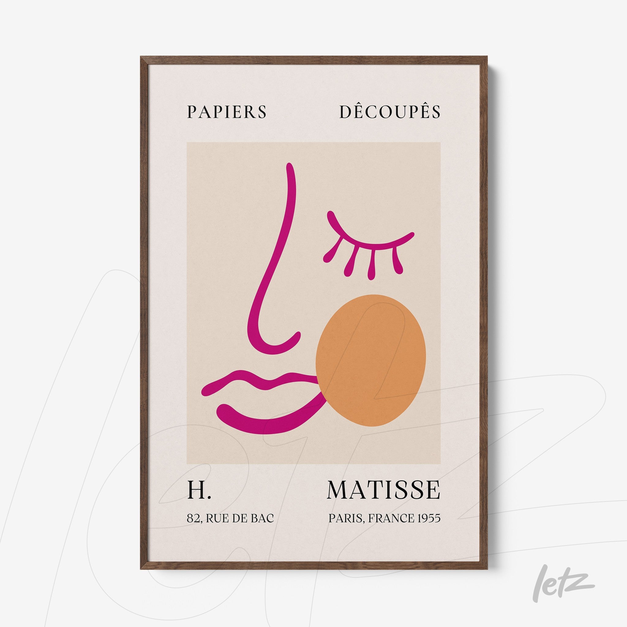 quadro com arte minimalista em fundo claro, apresentando traços em rosa e laranja que formam um rosto estilizado, moldura de madeira escura