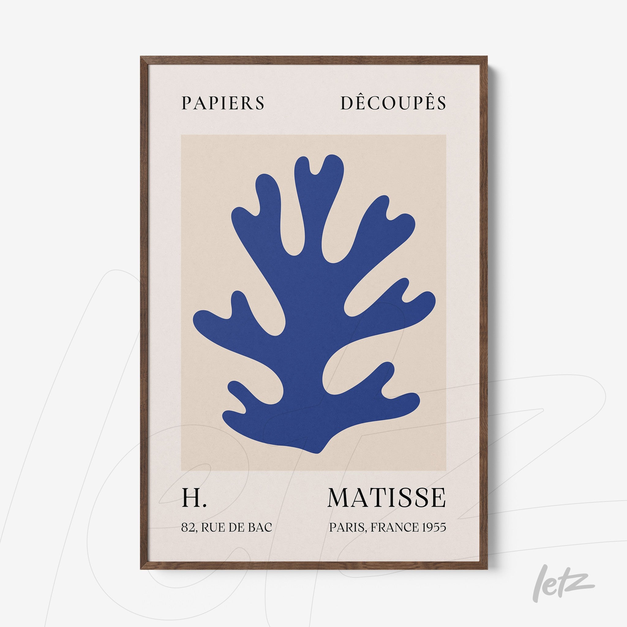 quadro com arte moderna de recortes em formato de coral azul sobre fundo claro, moldura de madeira escura