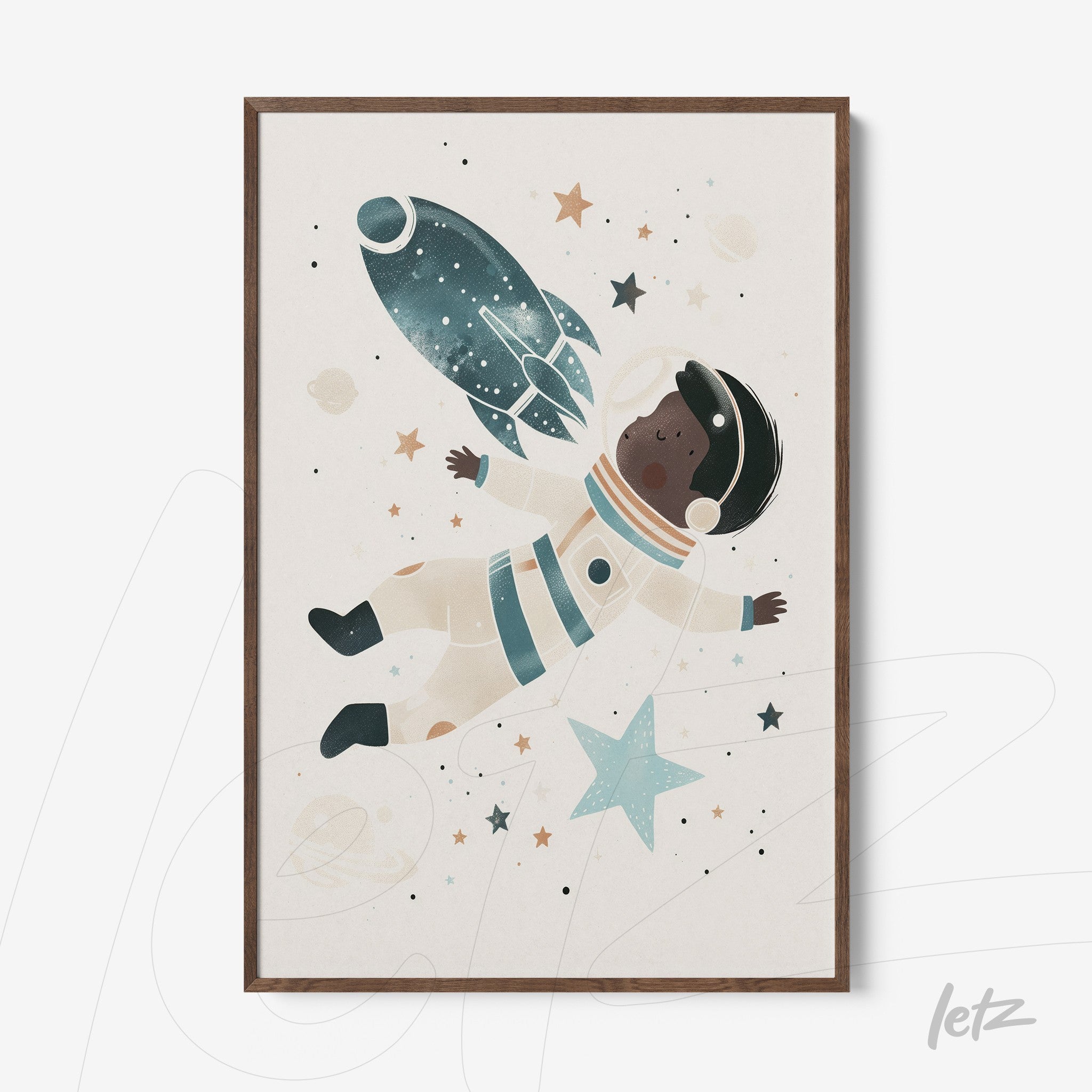 quadro com ilustração infantil de astronauta flutuando no espaço com foguete e estrelas em fundo claro, em moldura de madeira escura