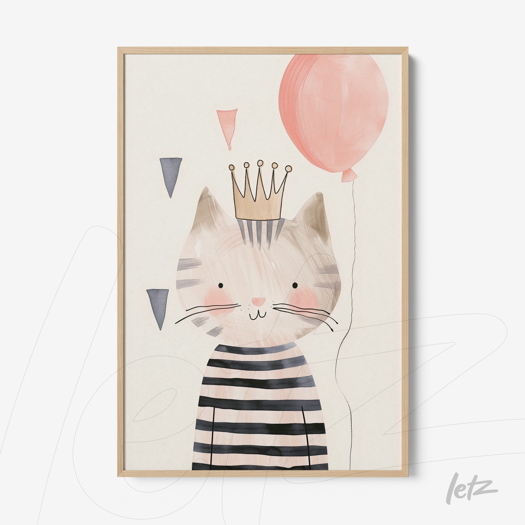 quadro com arte infantil de gato listrado usando coroa e segurando balão rosa em moldura clara