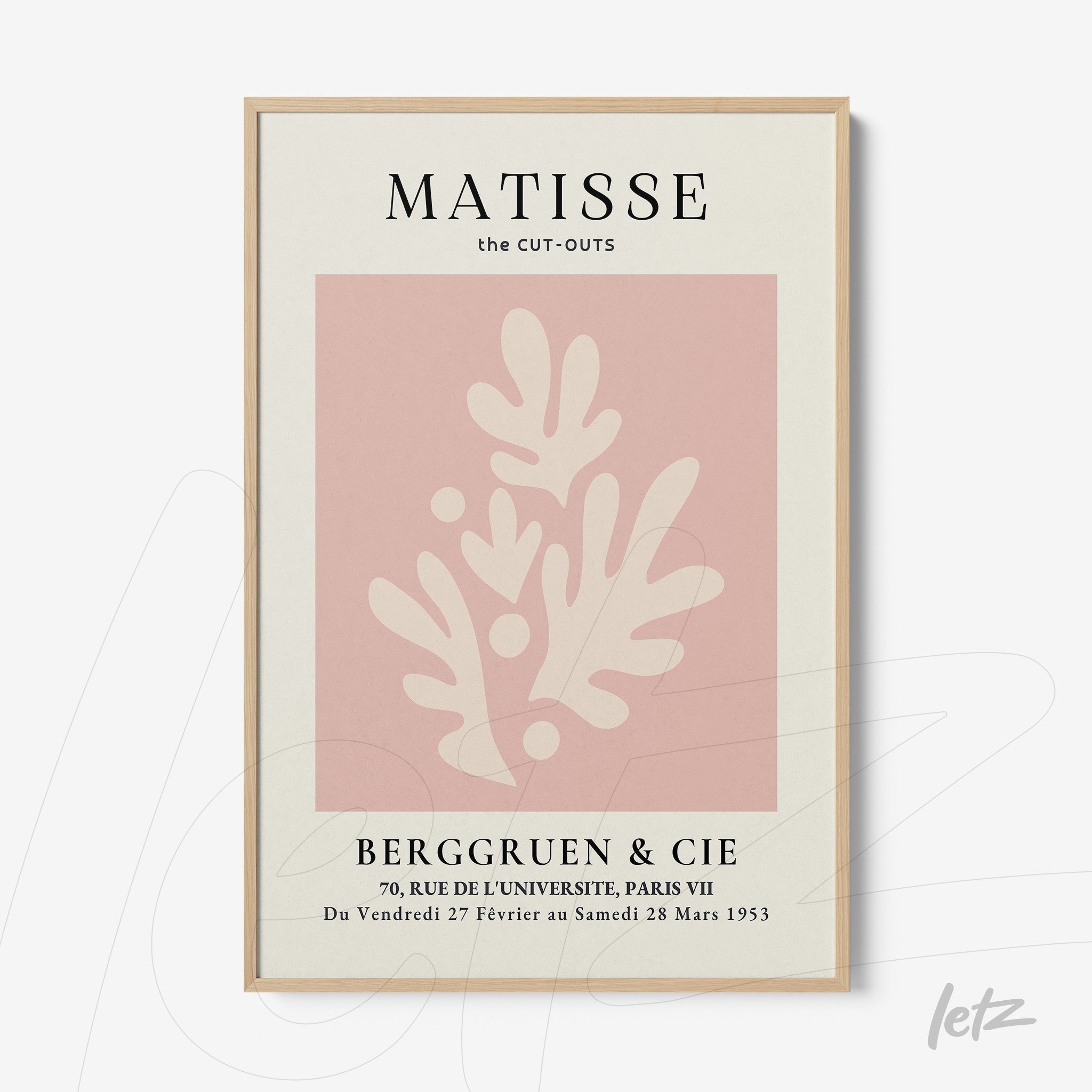 quadro com arte abstrata em tons de rosa e creme, com moldura clara, destacando formas orgânicas e texto em preto