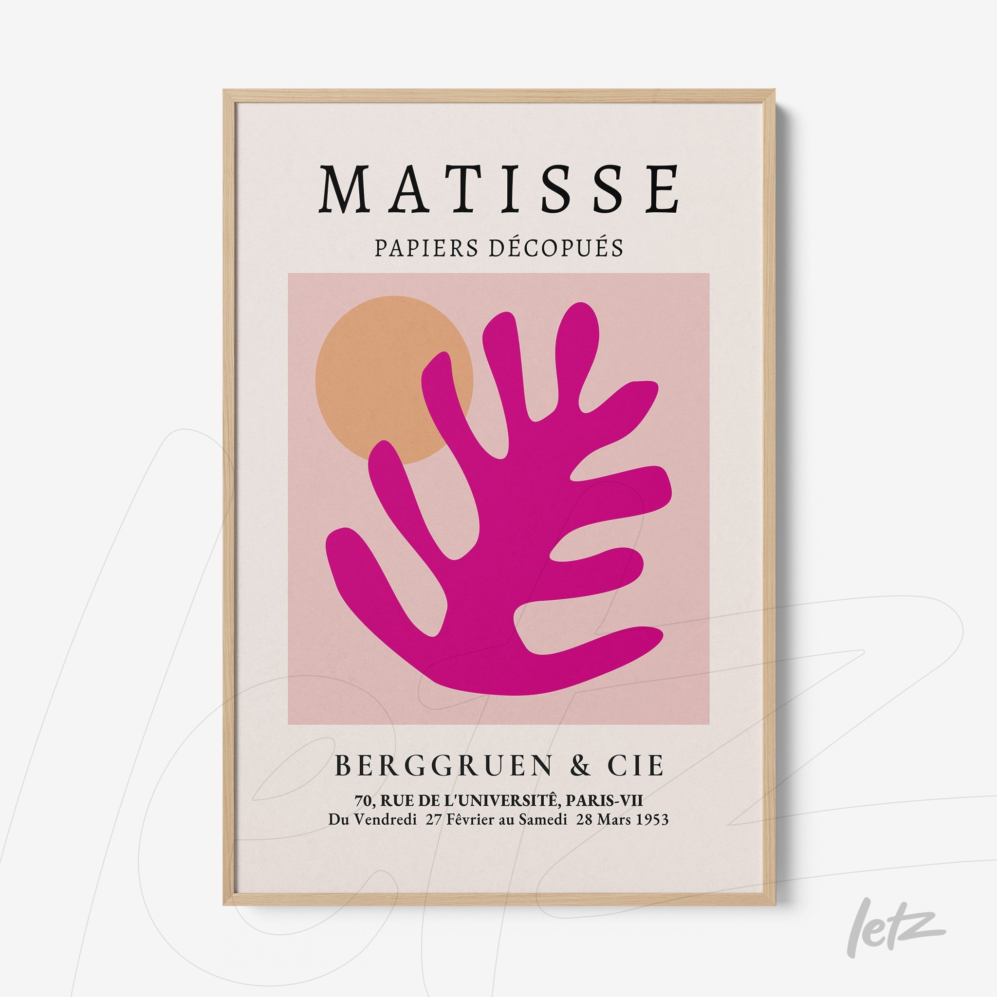 quadro com arte abstrata de folhas em pink e fundo claro, com moldura de madeira clara