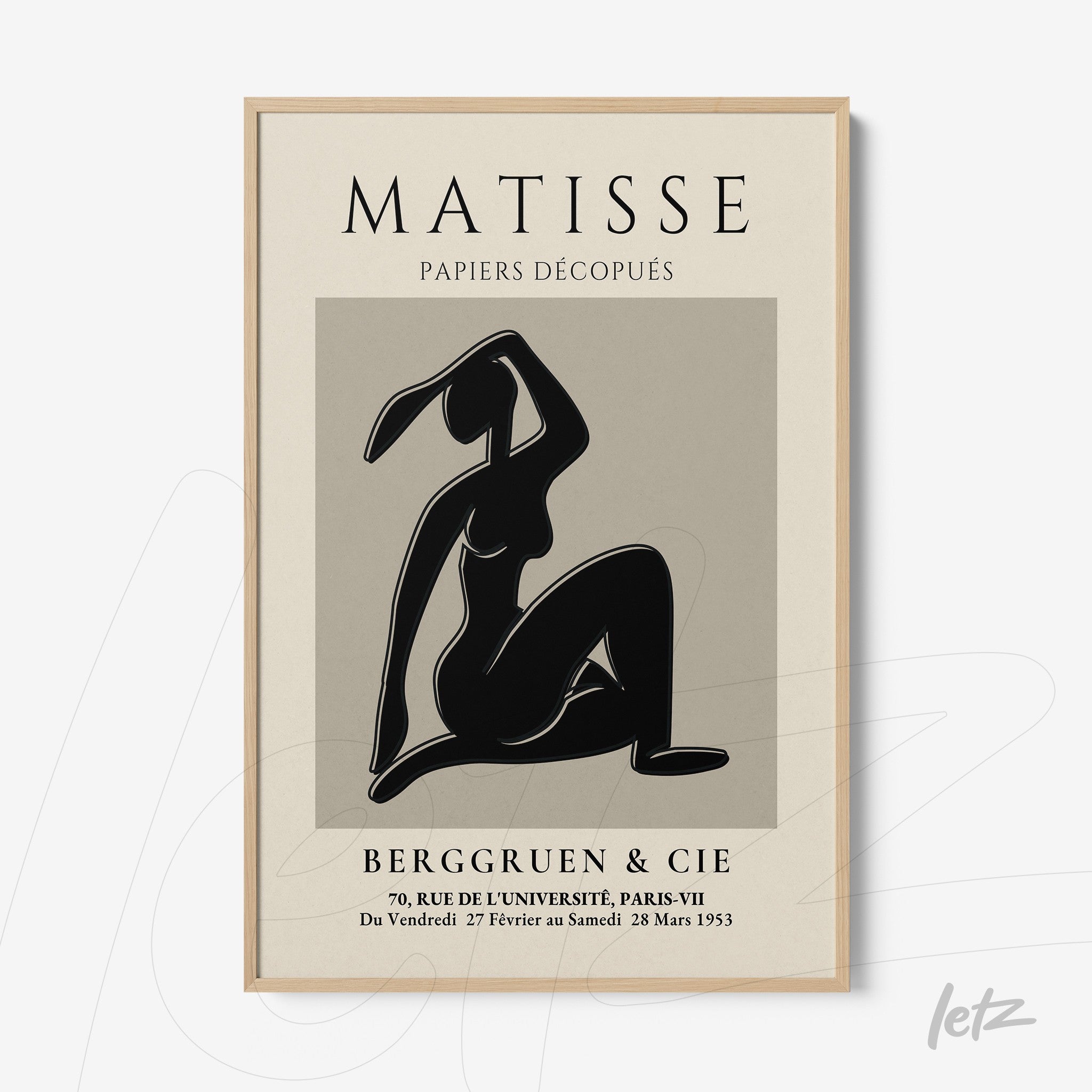 quadro com arte em preto e branco de figura feminina em pose sensual, moldura de madeira clara