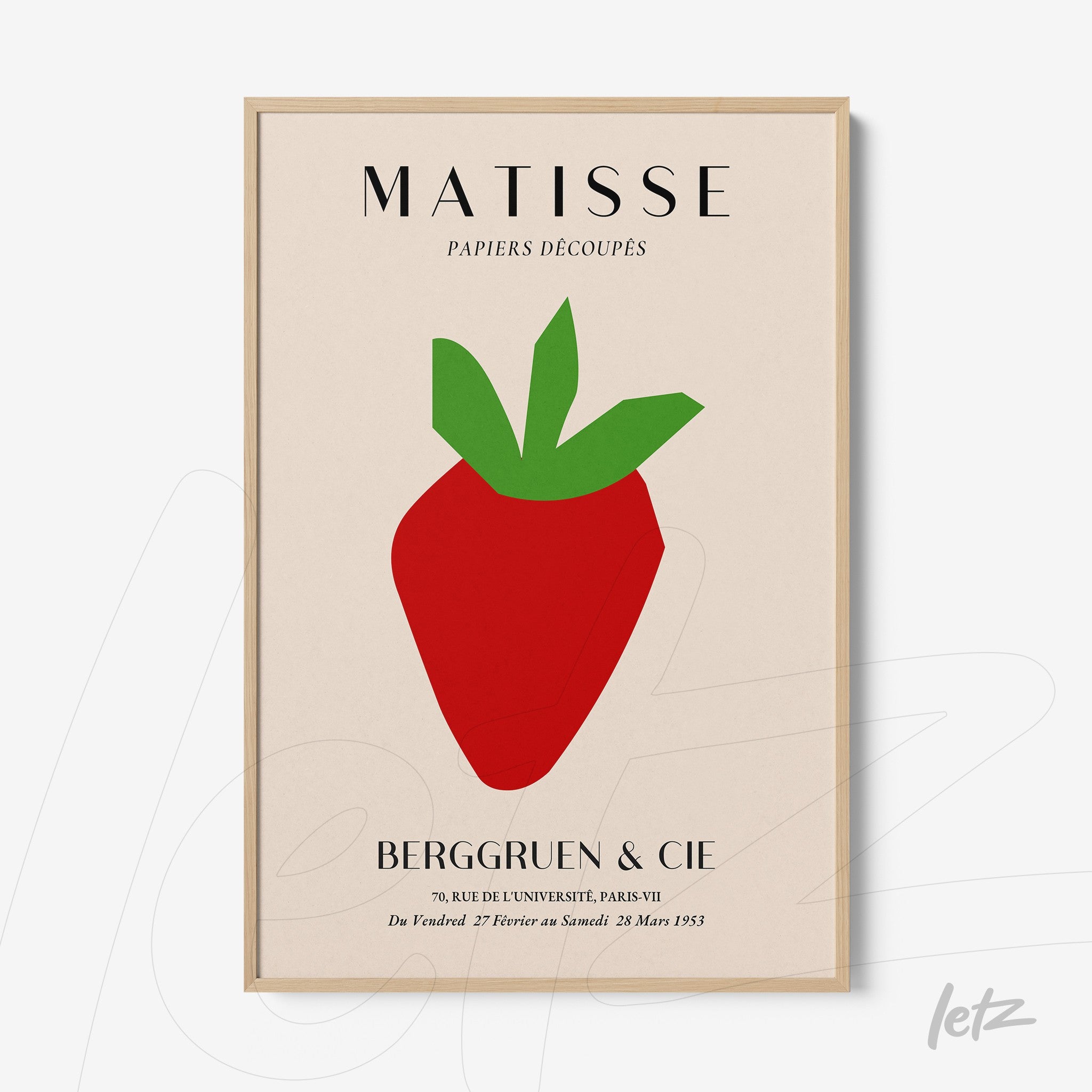 quadro com arte moderna estilizada de um morango em moldura de madeira clara