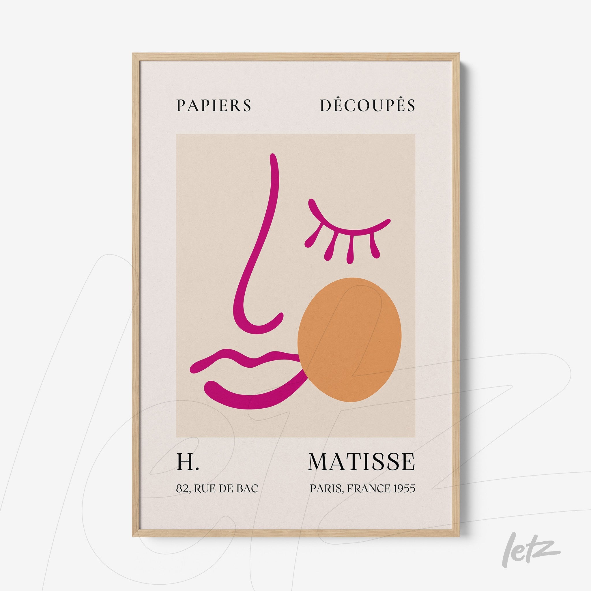 quadro com arte minimalista em moldura de madeira clara, retratando um rosto estilizado com traços em rosa e um círculo laranja sobre fundo bege