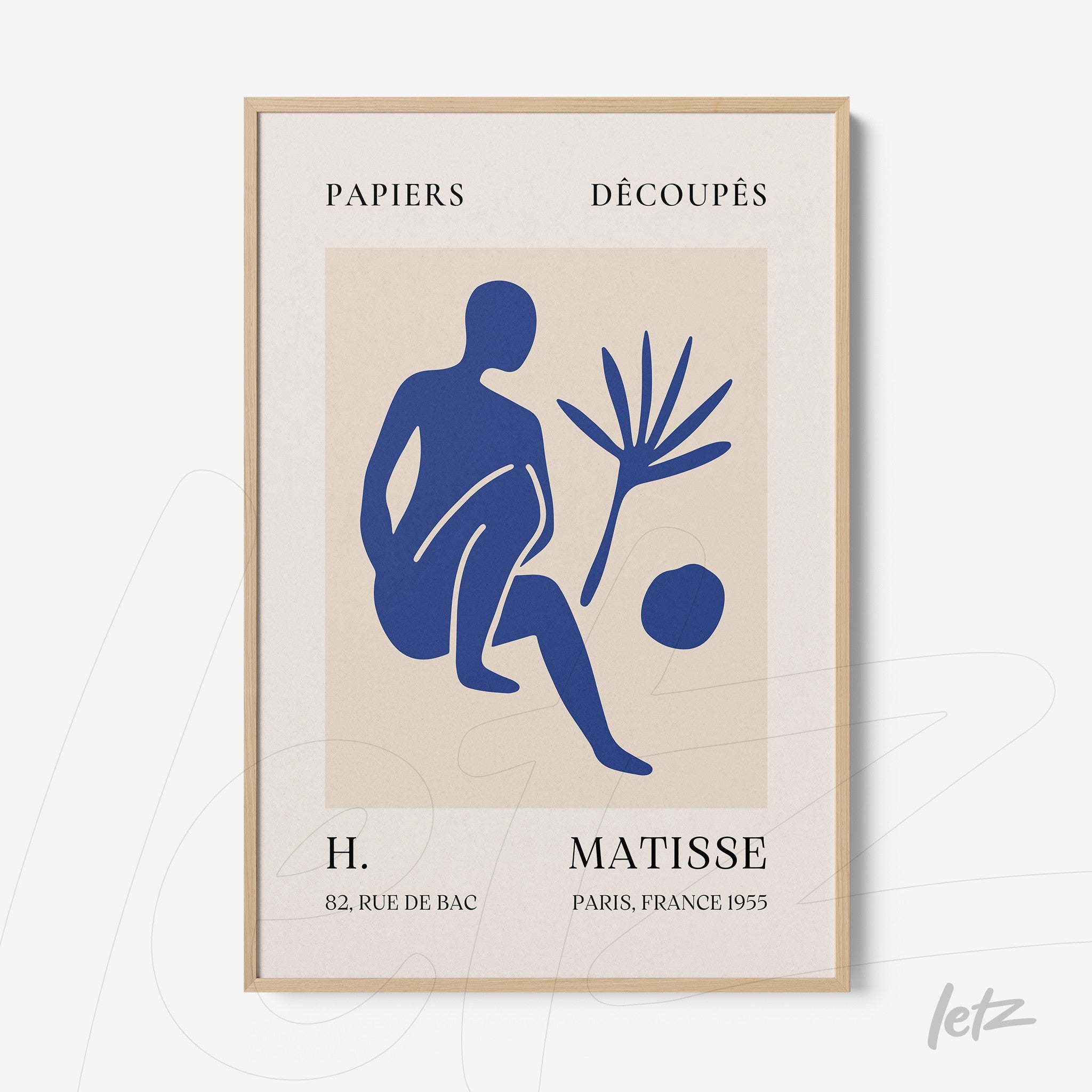 quadro com arte moderna de figura humana na cor azul acompanhada de planta, com moldura de madeira clara