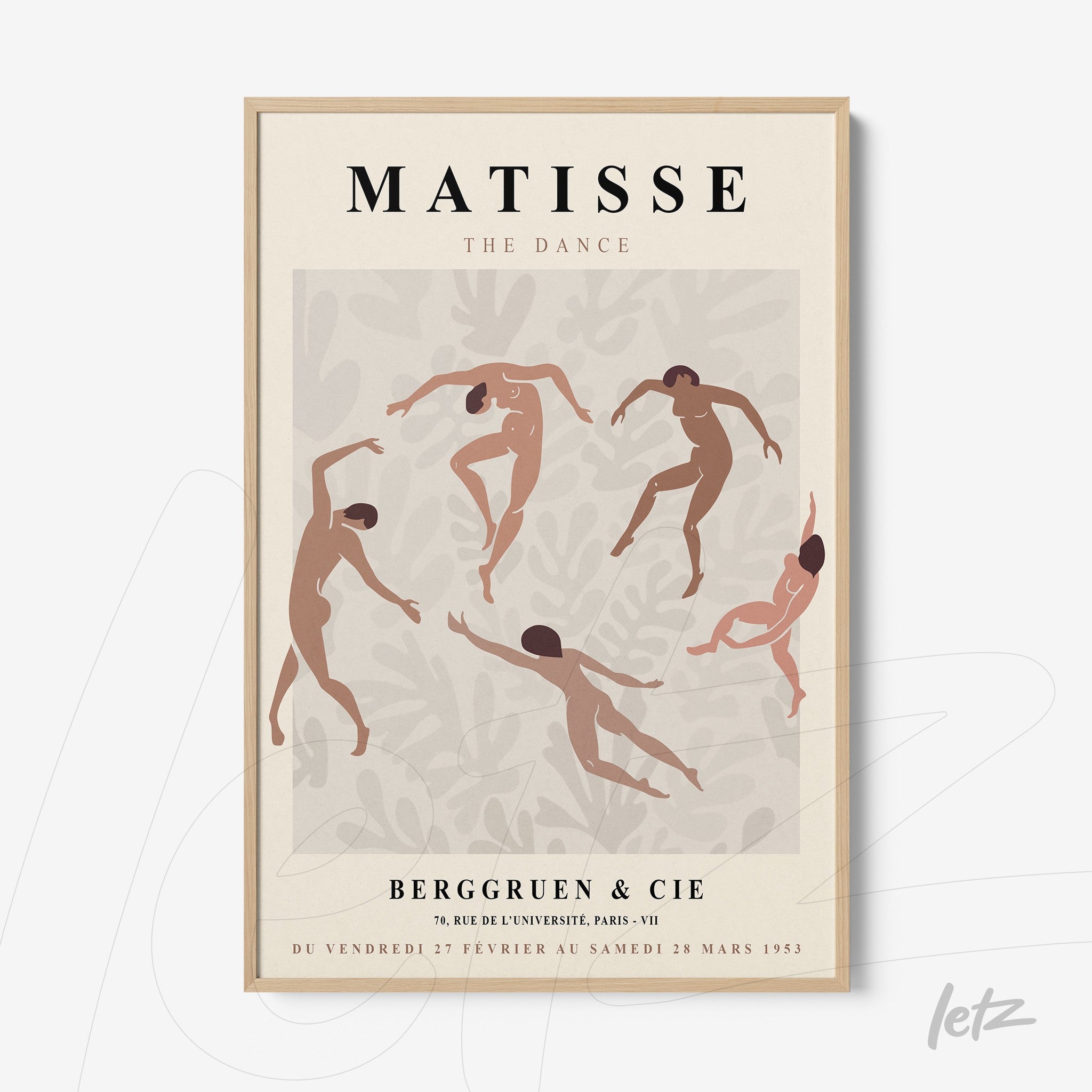 quadro com arte moderna de figuras dançantes em tonalidades terracota e fundo claro, moldura de madeira clara