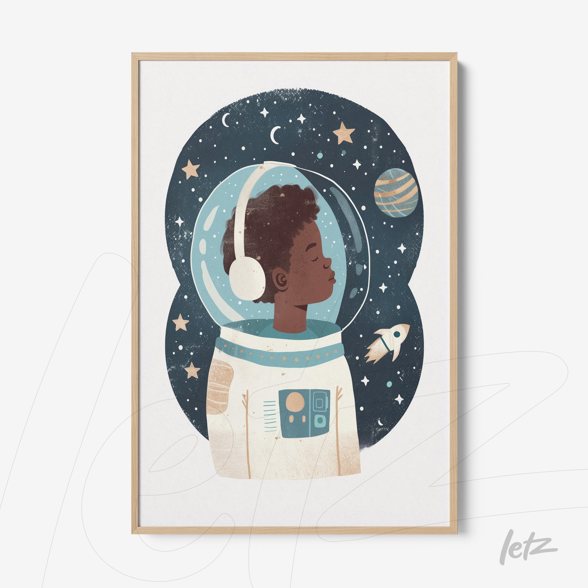 quadro com arte digital de menino astronauta usando capacete, moldura clara com fundo estrelado