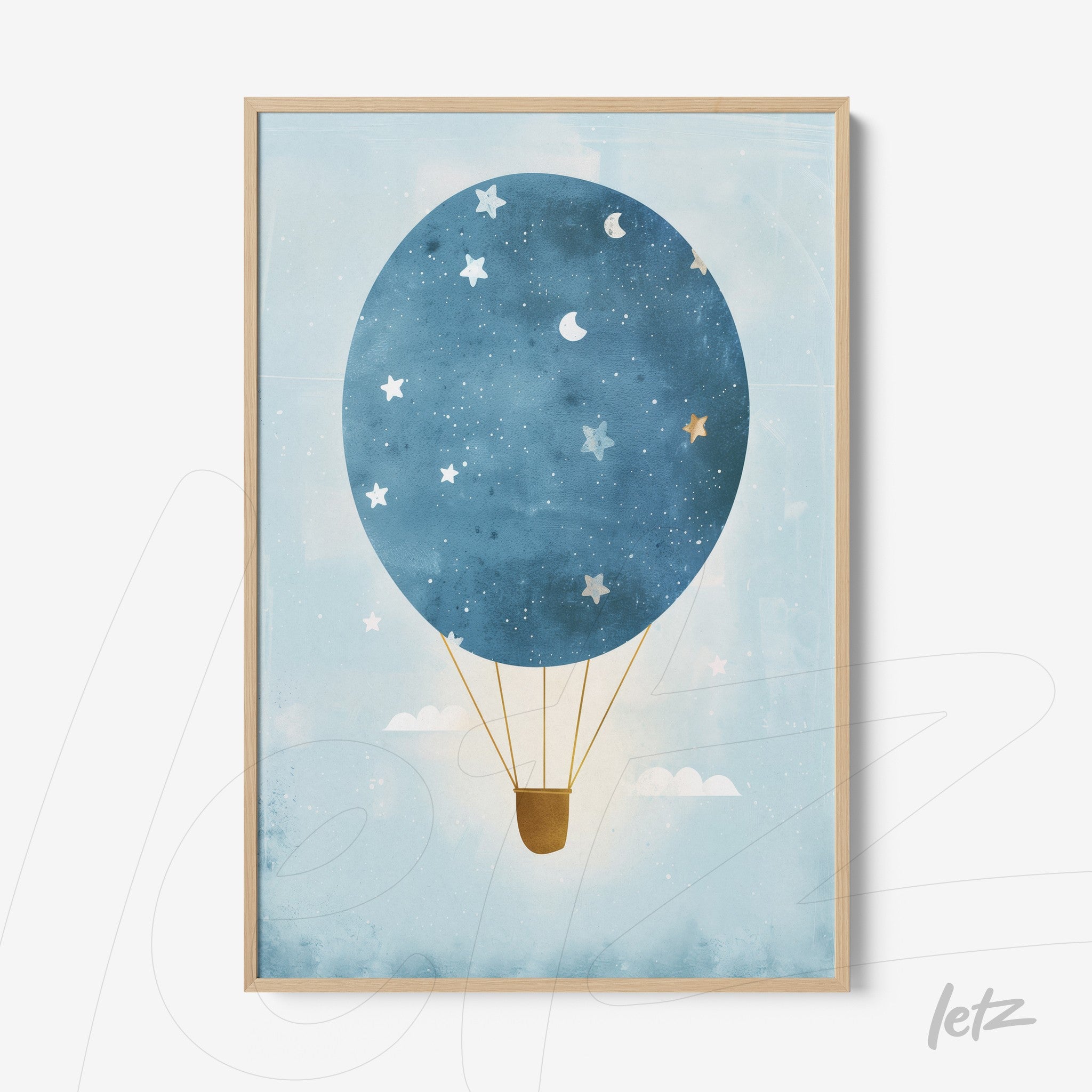 quadro com ilustração de balão de ar quente azul sob um céu estrelado em moldura de madeira clara