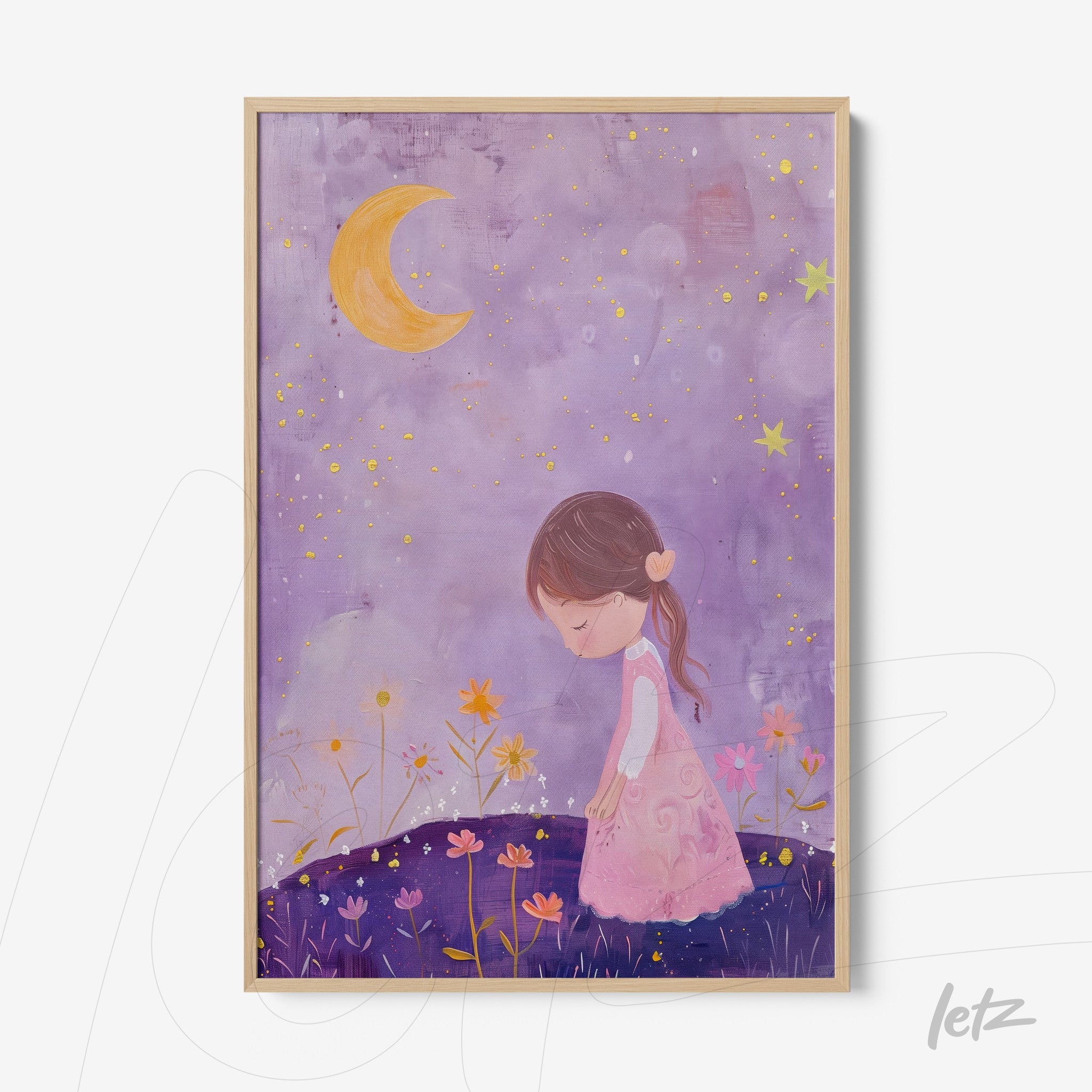 quadro com arte de uma menina em um campo florido sob um céu roxo com lua crescente, em moldura de madeira clara