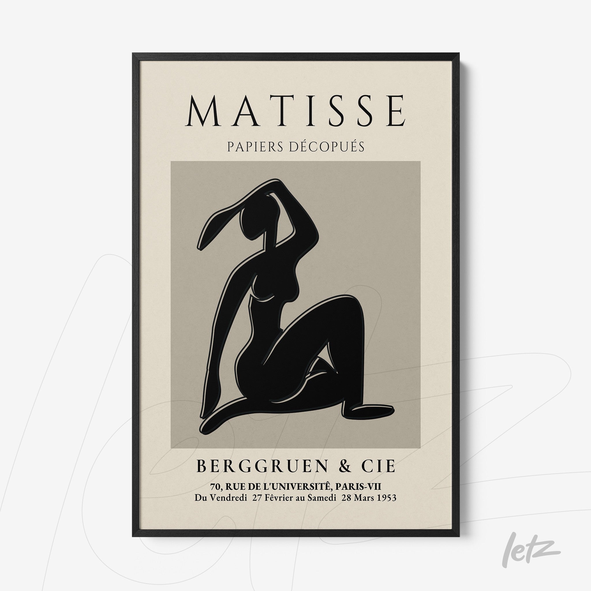 quadro com arte em estilo moderno apresentando uma silhueta feminina em fundo neutro, com moldura preta fina e texto estilizado em letras brancas