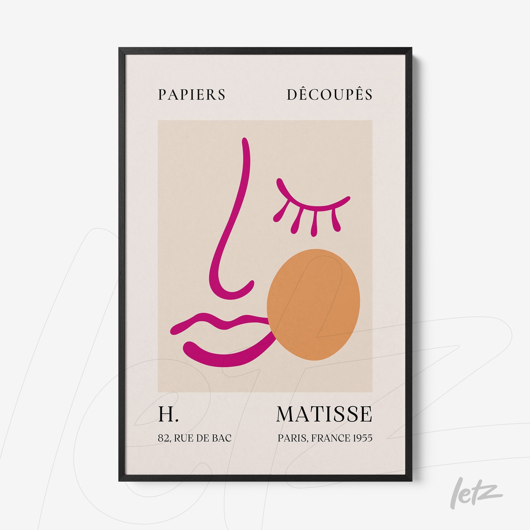 quadro com arte abstrata de rosto estilizado em fundo neutro com moldura preta