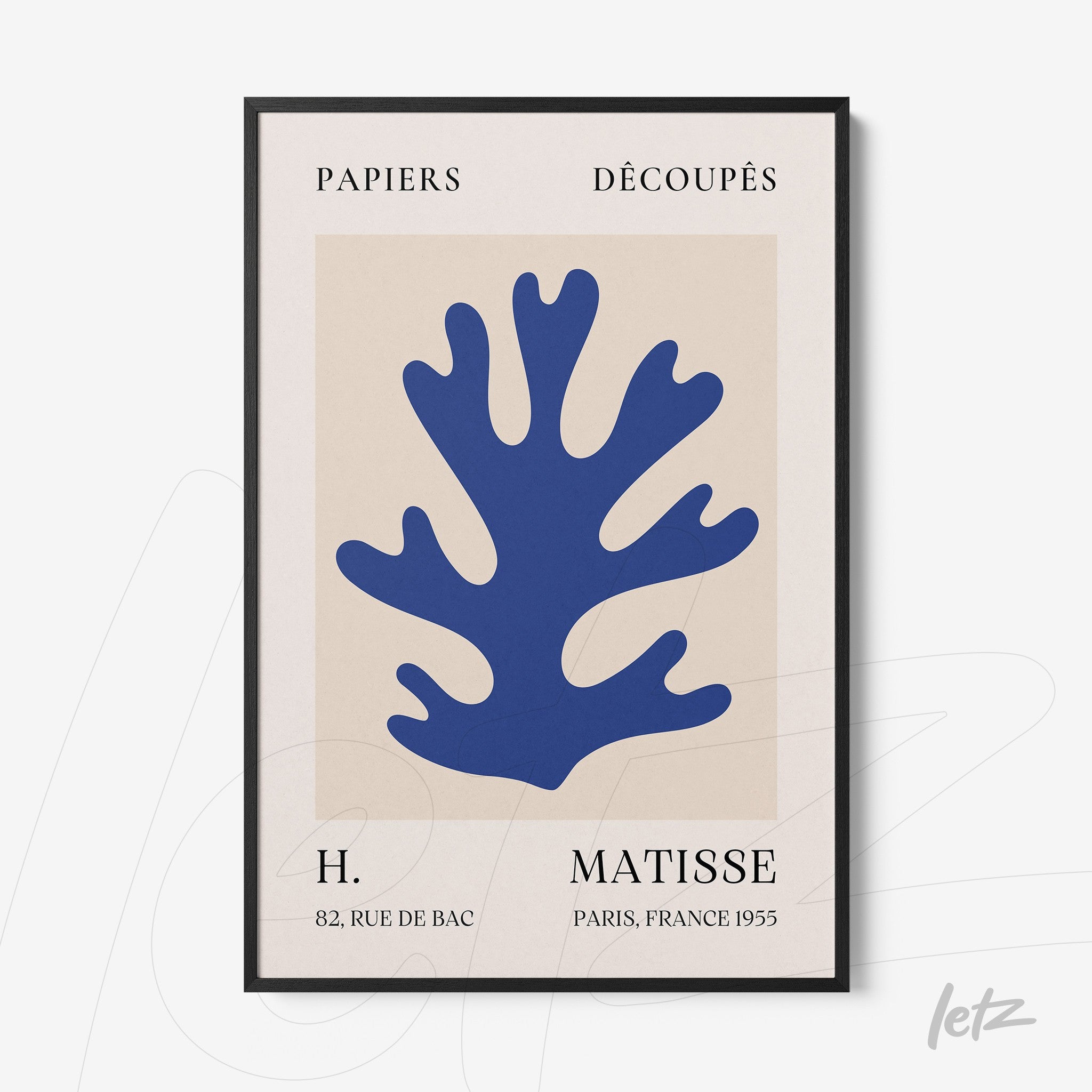 quadro com arte de recortes de formas orgânicas em azul sobre fundo claro, moldura preta