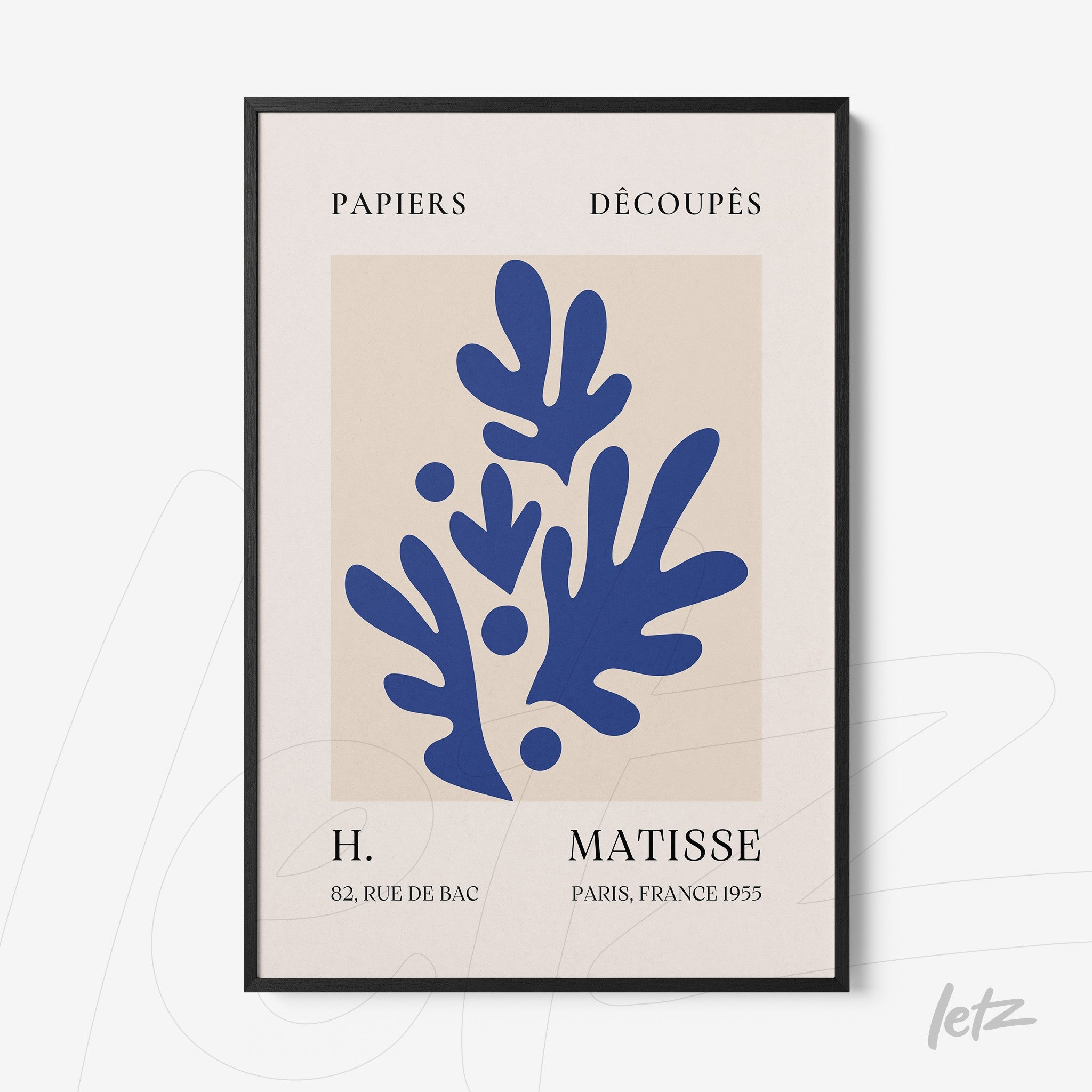 quadro com arte abstrata de folhas em azul sobre fundo claro e moldura preta