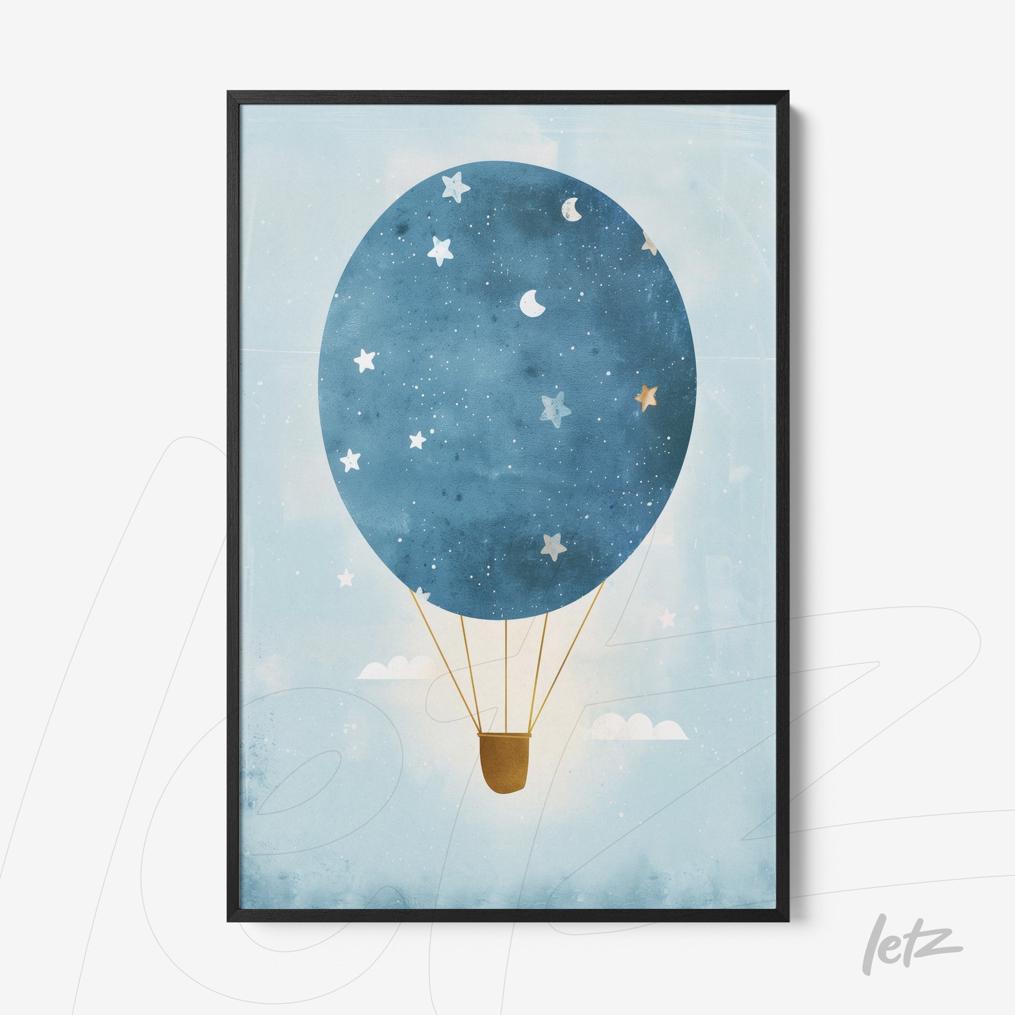 quadro com arte da balão de ar quente em fundo azul claro com estrelas e nuvens, moldura preta