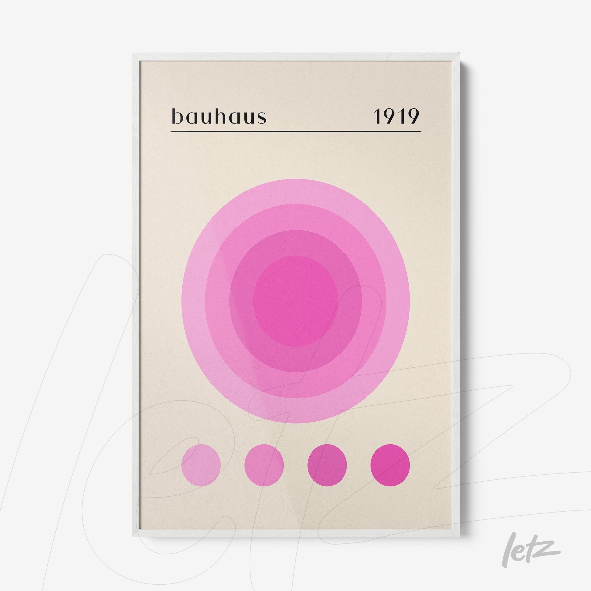 pôster com arte de círculos concêntricos em tons de rosa sob fundo bege com moldura branca