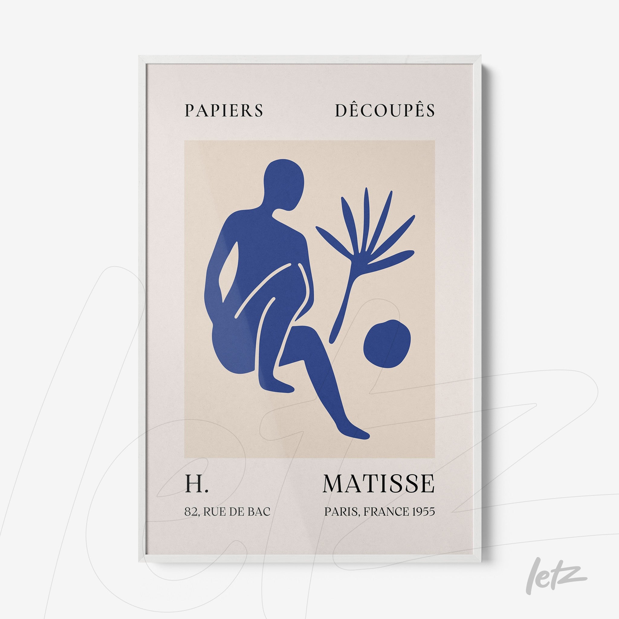 quadro com arte cut paper em estilo moderno, apresentando uma figura em azul e elementos naturais, moldura branca