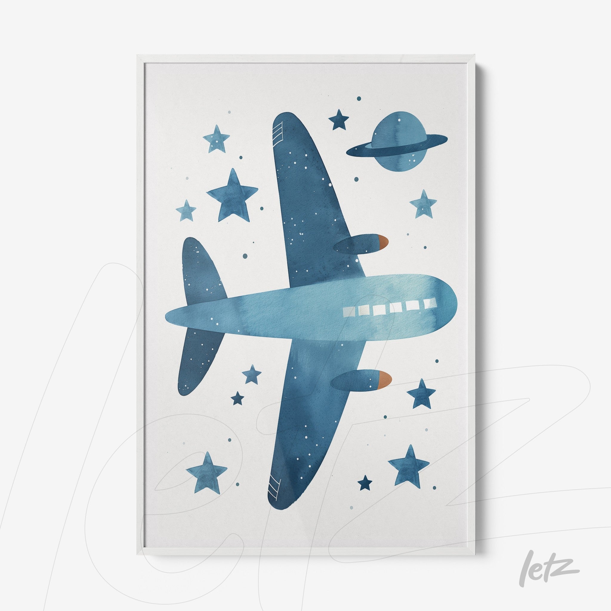 quadro com ilustração aquarela de avião azul rodeado por estrelas e planeta em fundo branco com moldura branca