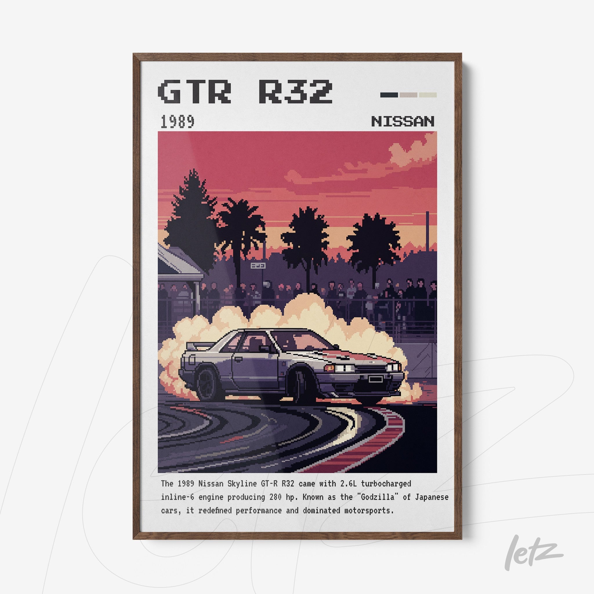 quadro com arte em estilo retrô de um carro Nissan Skyline GT-R R32, em moldura de madeira escura, com fundo avermelhado e fumaça ao redor