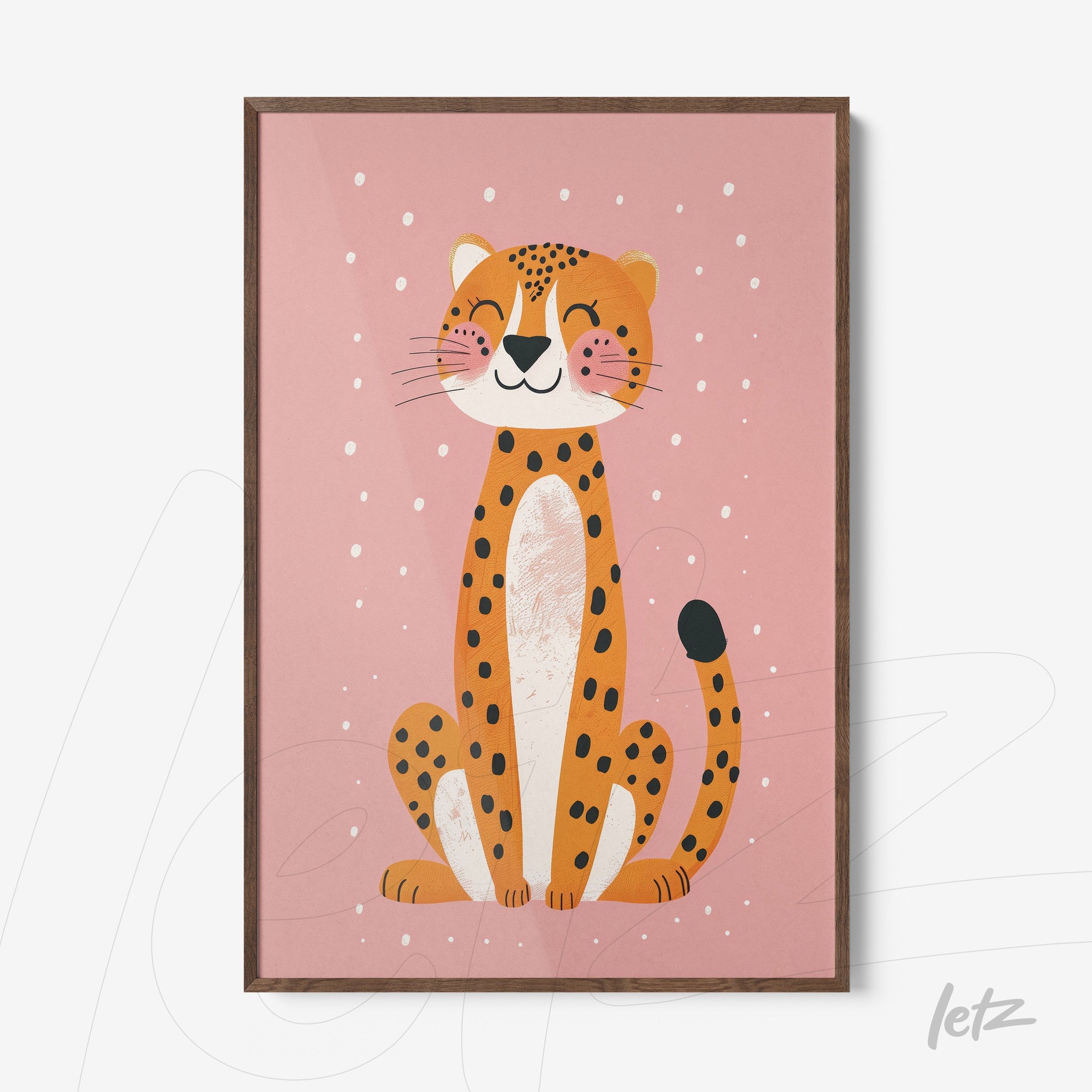 quadro com ilustração de um leopardo sorridente em fundo rosa com moldura de madeira escura