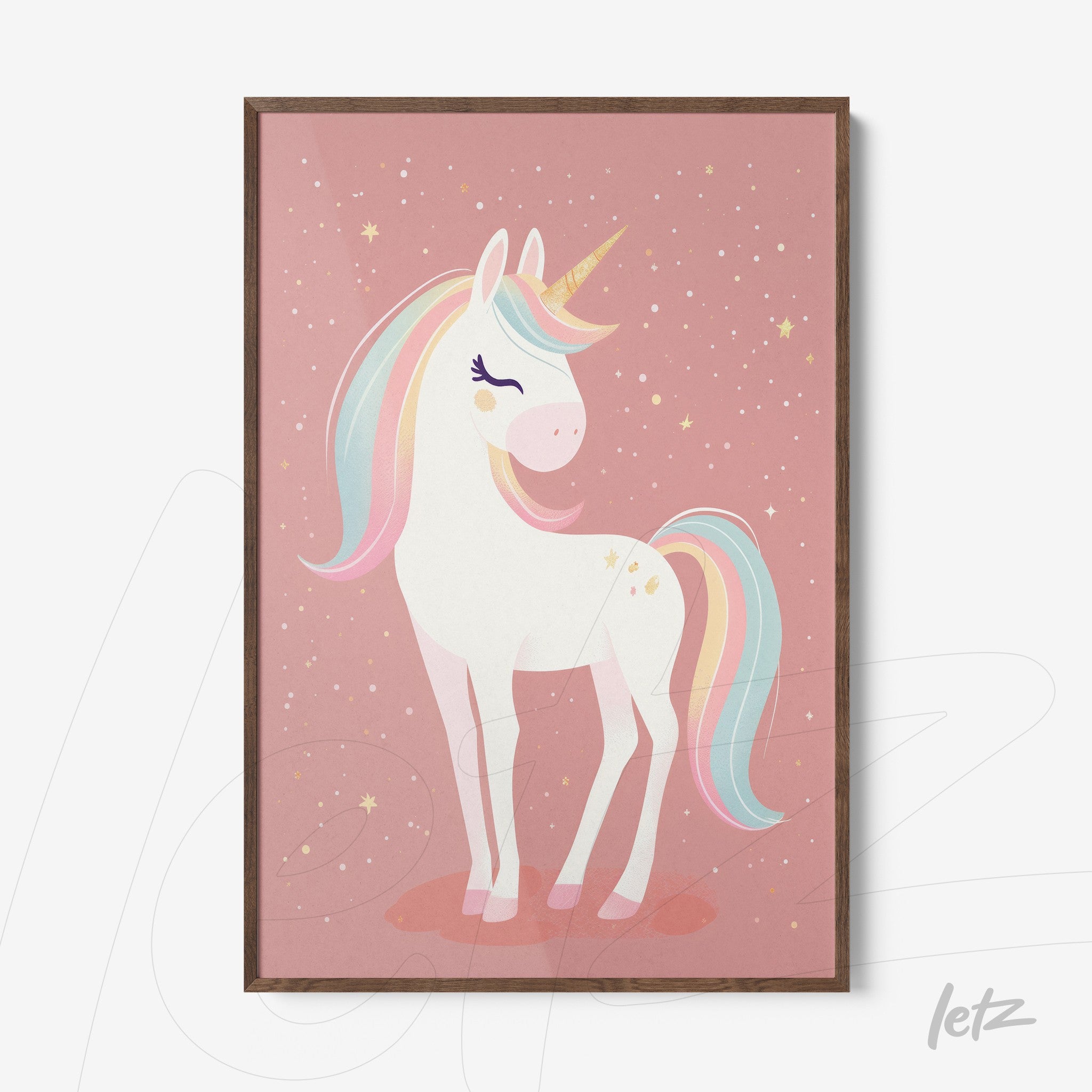 quadro com arte infantil de um unicórnio branco com crina colorida e fundo rosa estrelado em moldura de madeira clara