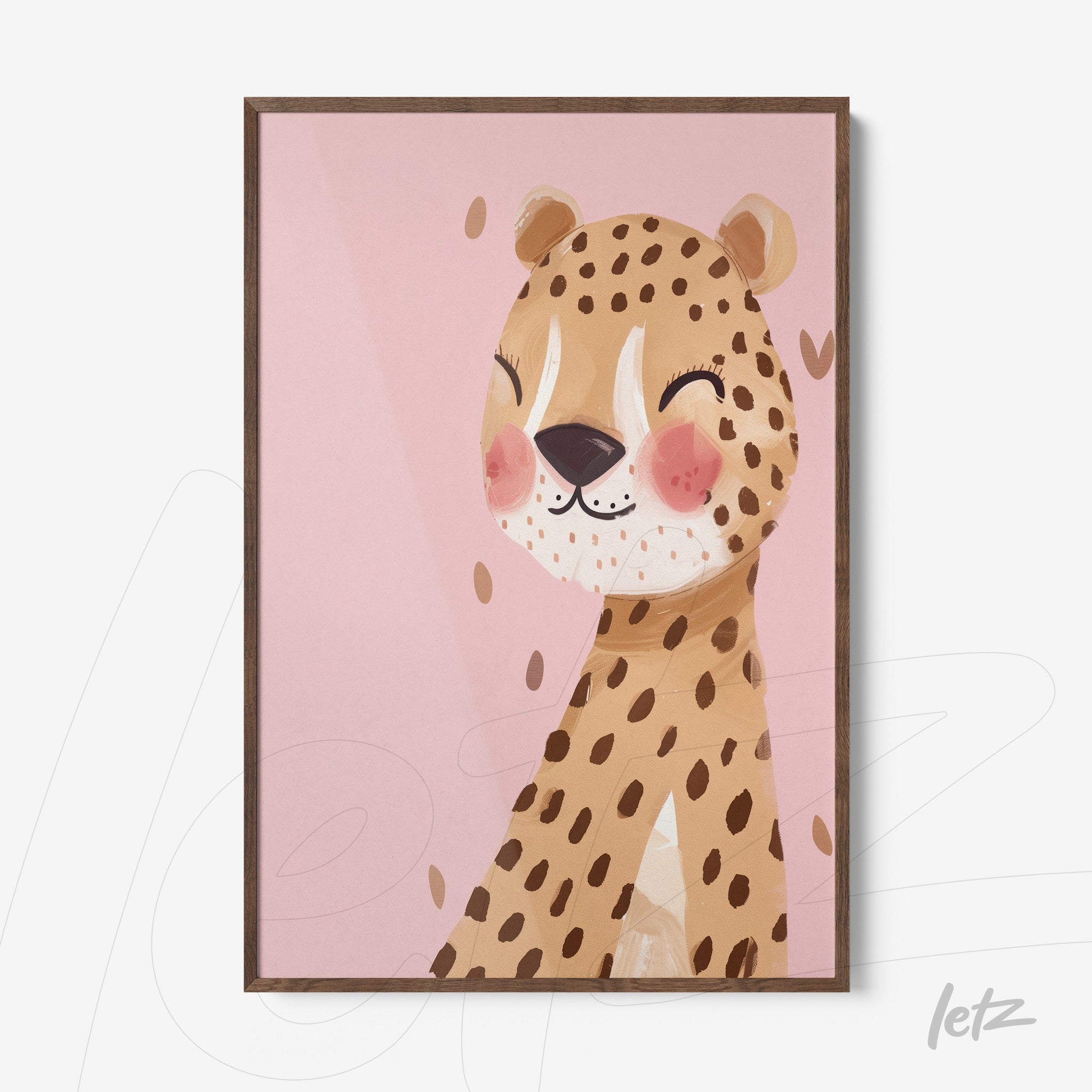 quadro com arte infantil de um leopardo sorridente em fundo rosa, moldura de madeira clara
