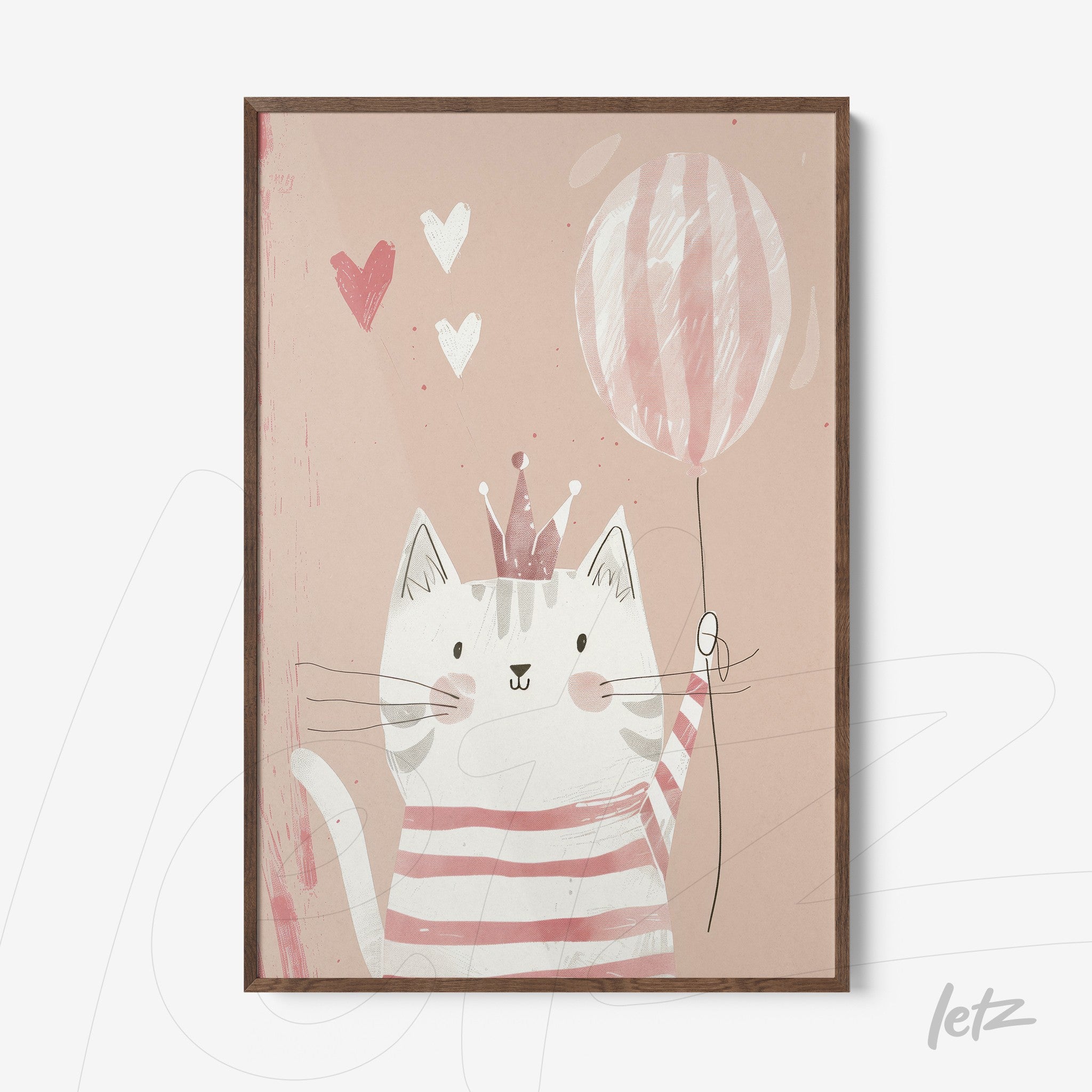 quadro com ilustração de gato usando uma coroa, segurando um balão listrado e com fundo rosa suave