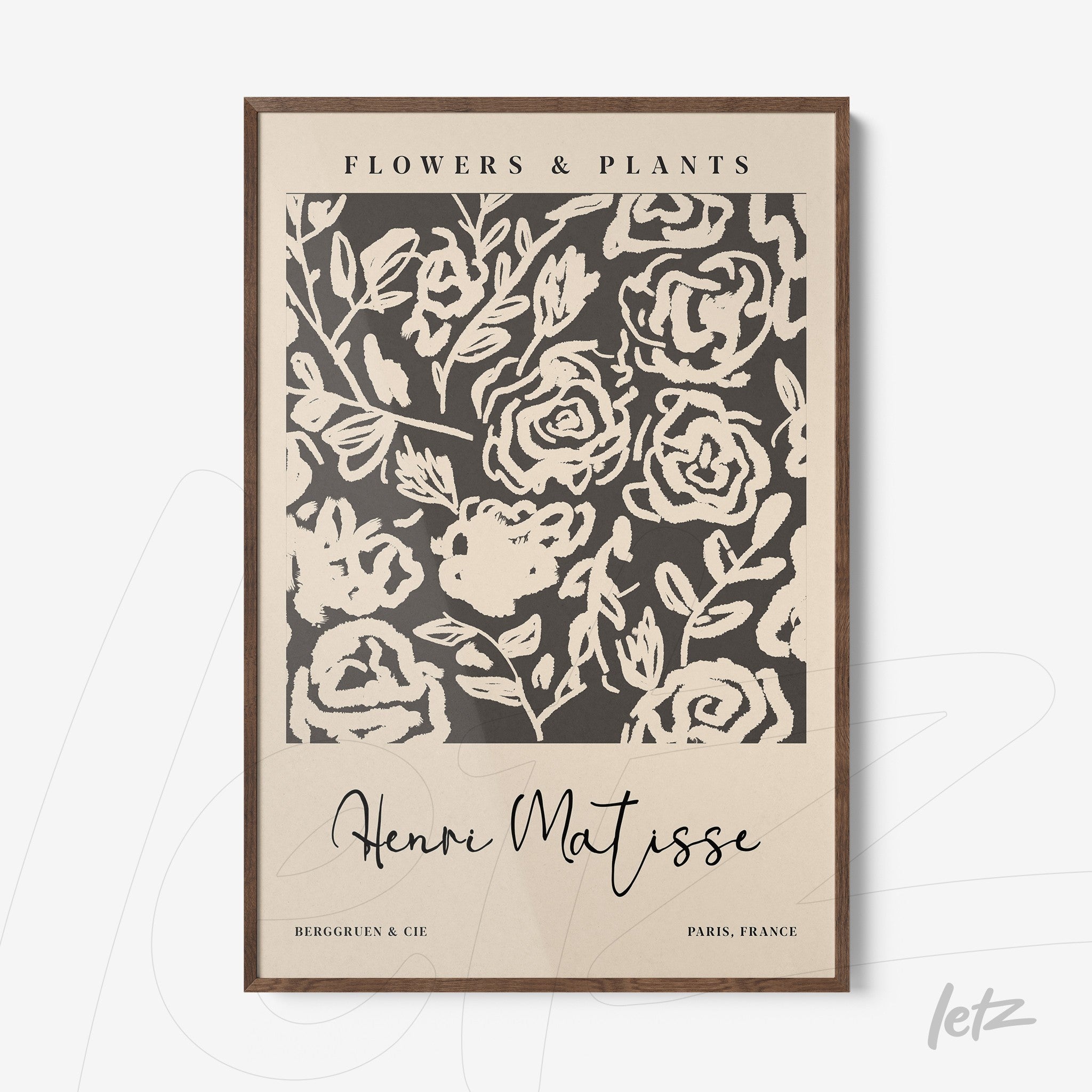 quadro com arte floral em estilo abstrato de fundo claro e rosas pretas e brancas, moldura de madeira escura