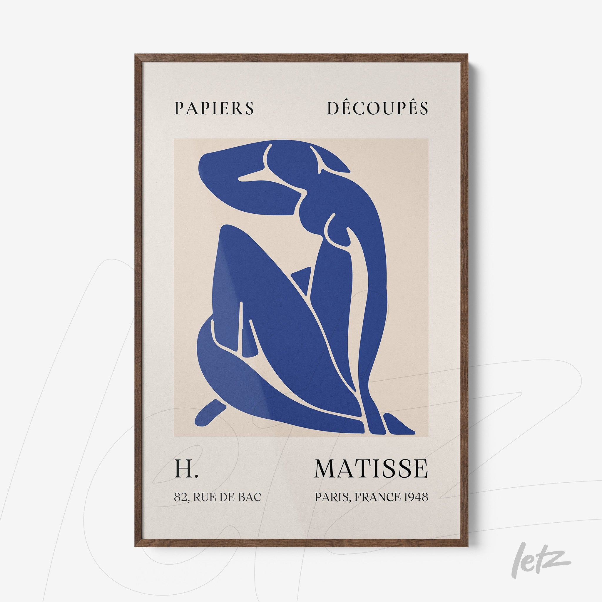 quadro com arte abstrata de figura feminina em azul, moldura de madeira escura e fundo claro