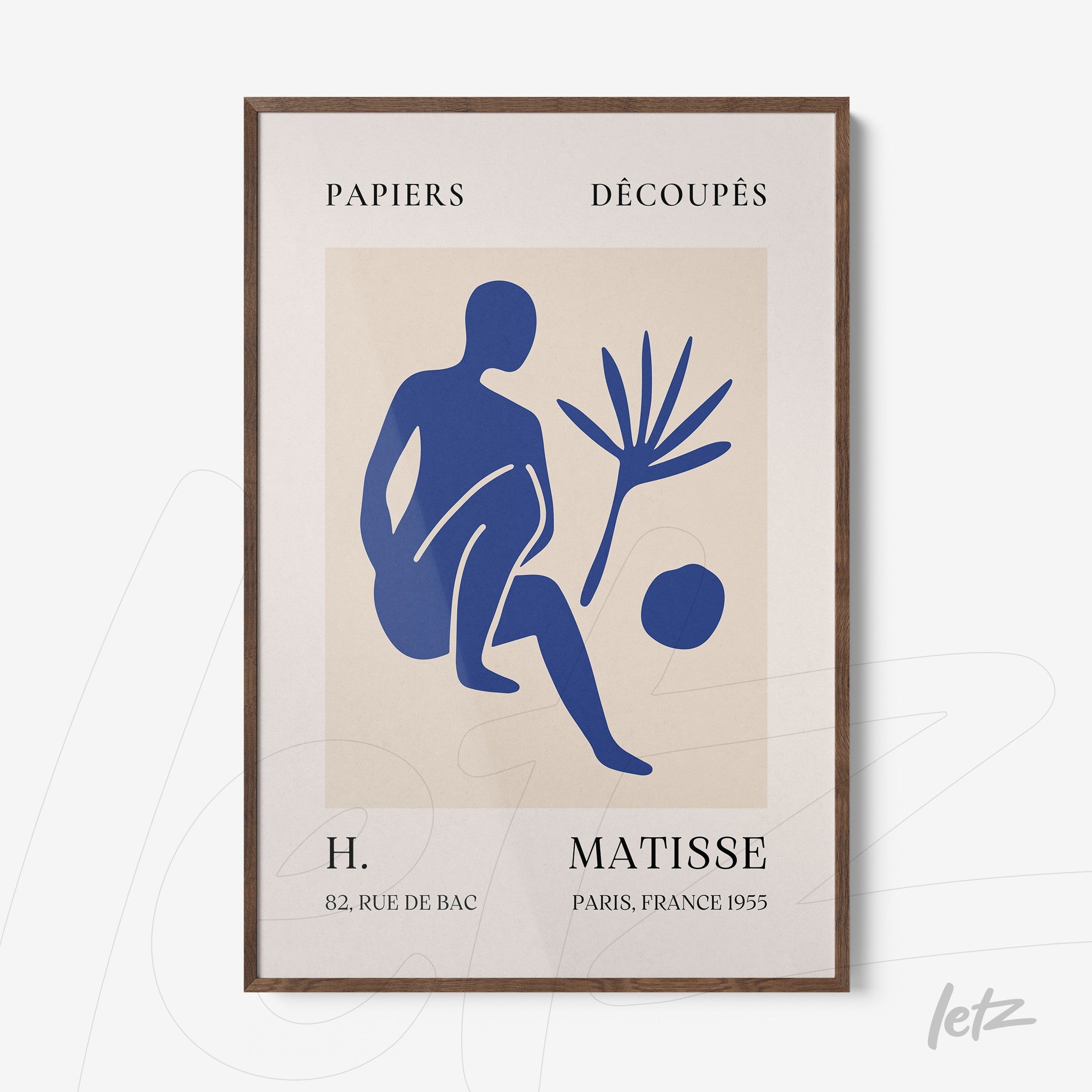 quadro com arte contemporânea em azul sobre fundo claro retratando uma figura sentada ao lado de uma planta, moldura de madeira escura