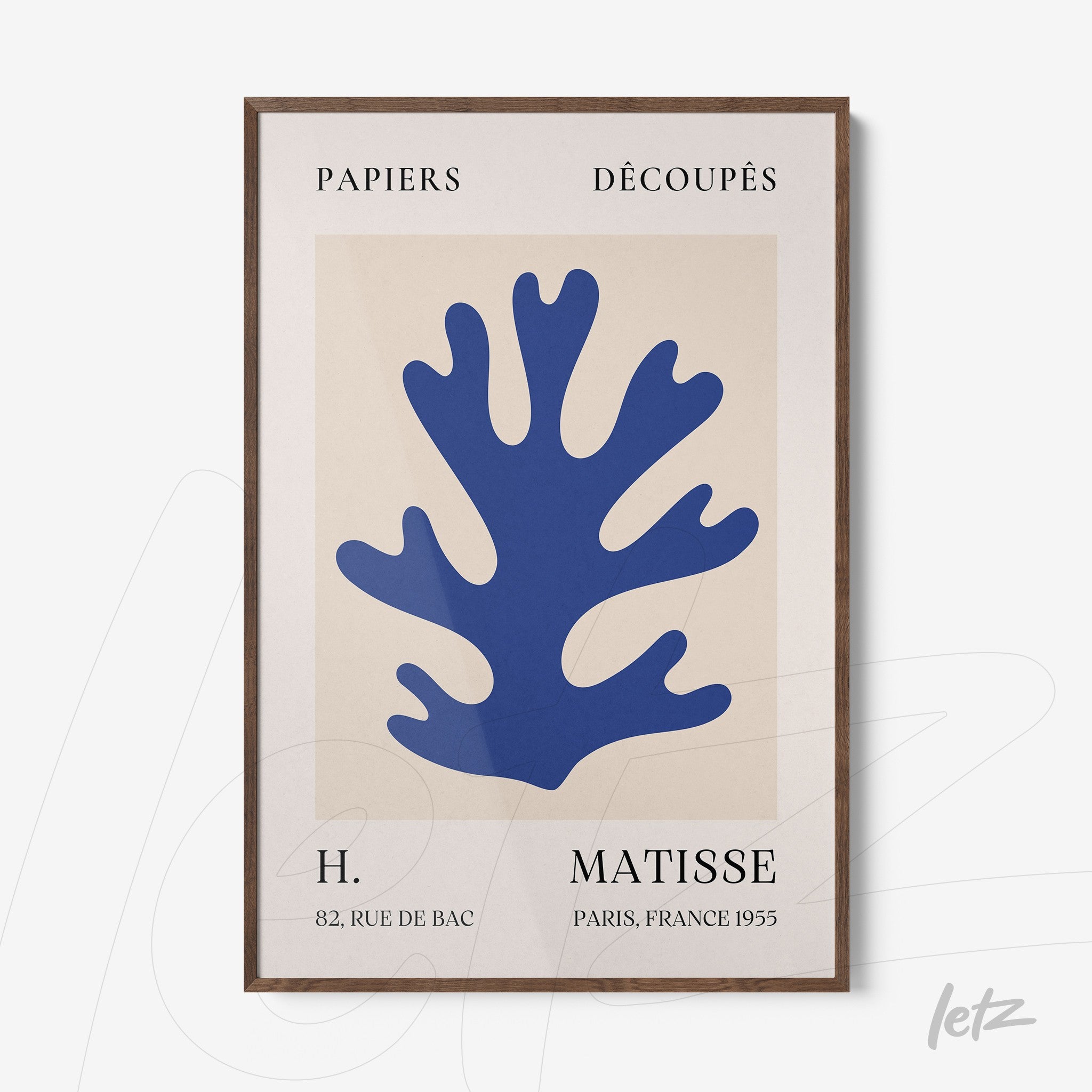 quadro com arte abstrata em tons de azul representando um coral, moldura de madeira clara