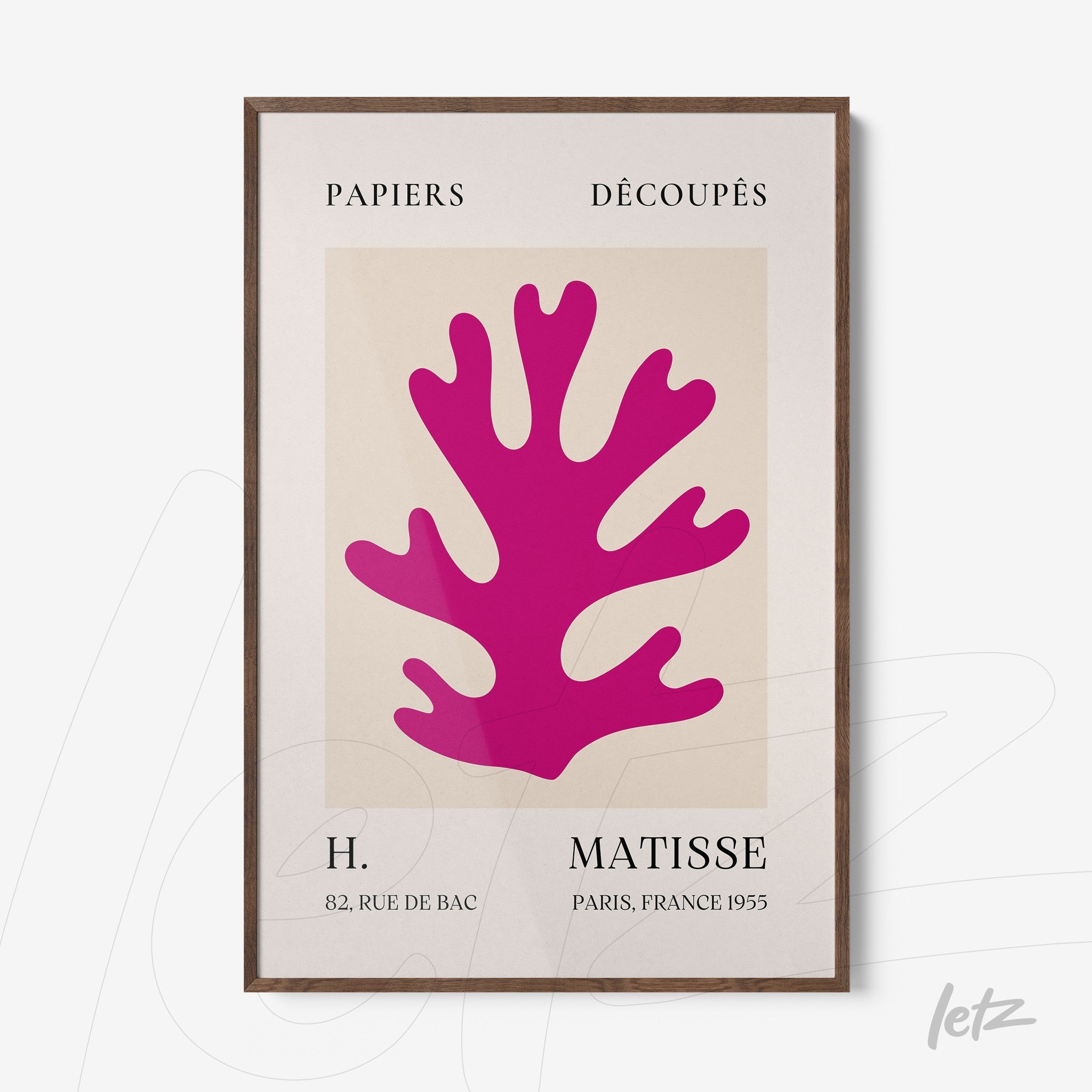 quadro com arte de coral em rosa vibrante, moldura de madeira escura e fundo claro