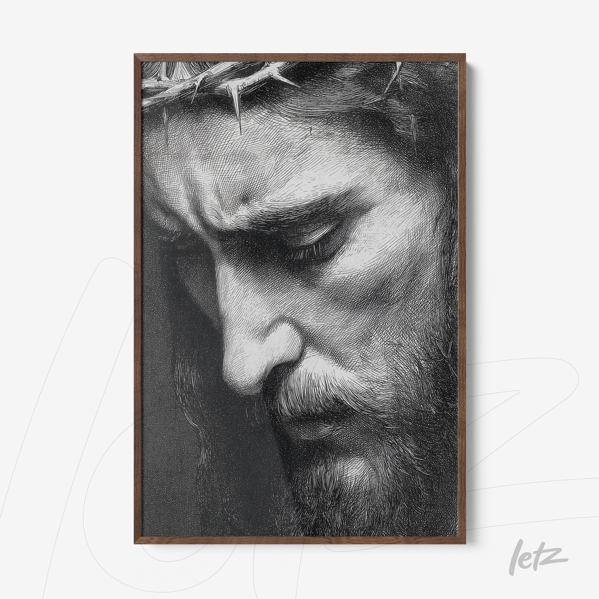 quadro com retrato em preto e branco de figura masculina com expressão serena e coroa de espinhos em moldura de madeira escura