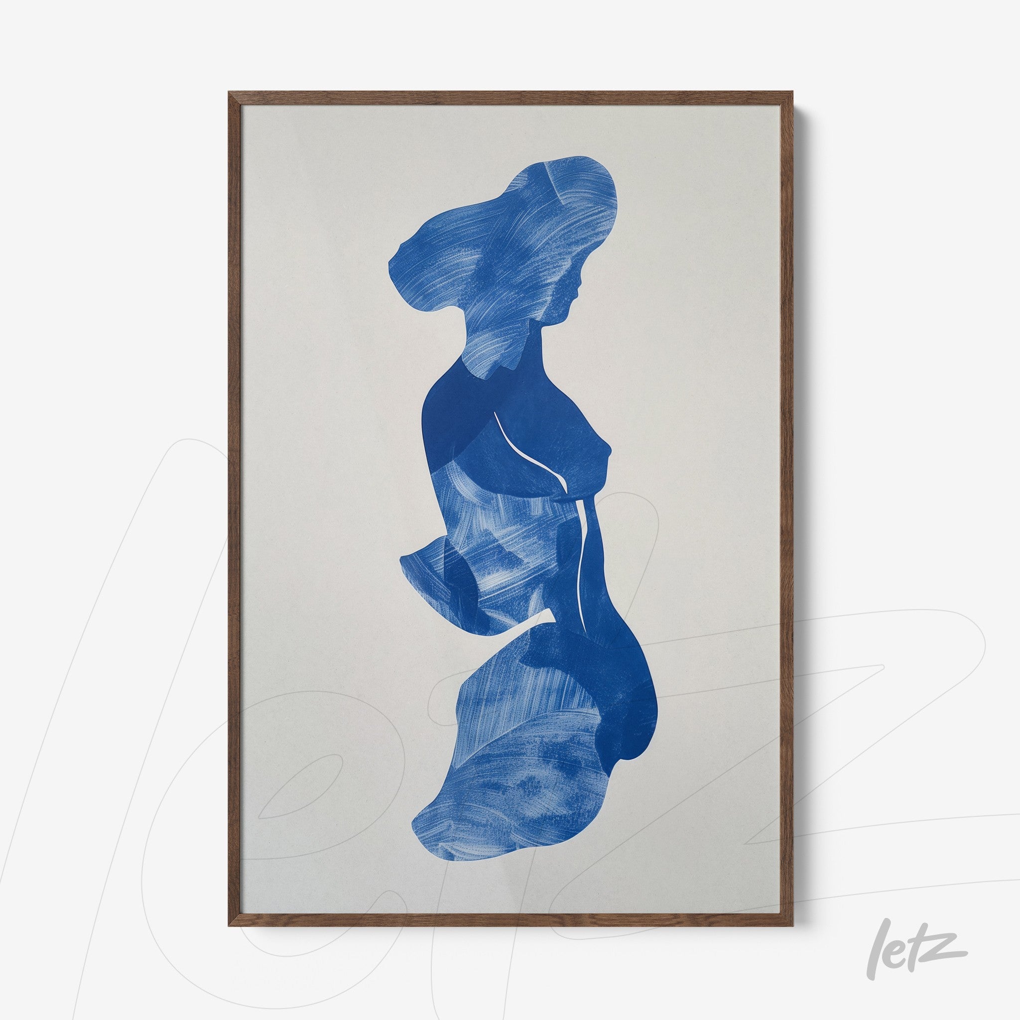 quadro com arte abstrata em tons de azul, retratando a silhueta de uma mulher em uma composição fluida, emoldurado por uma moldura de madeira escura