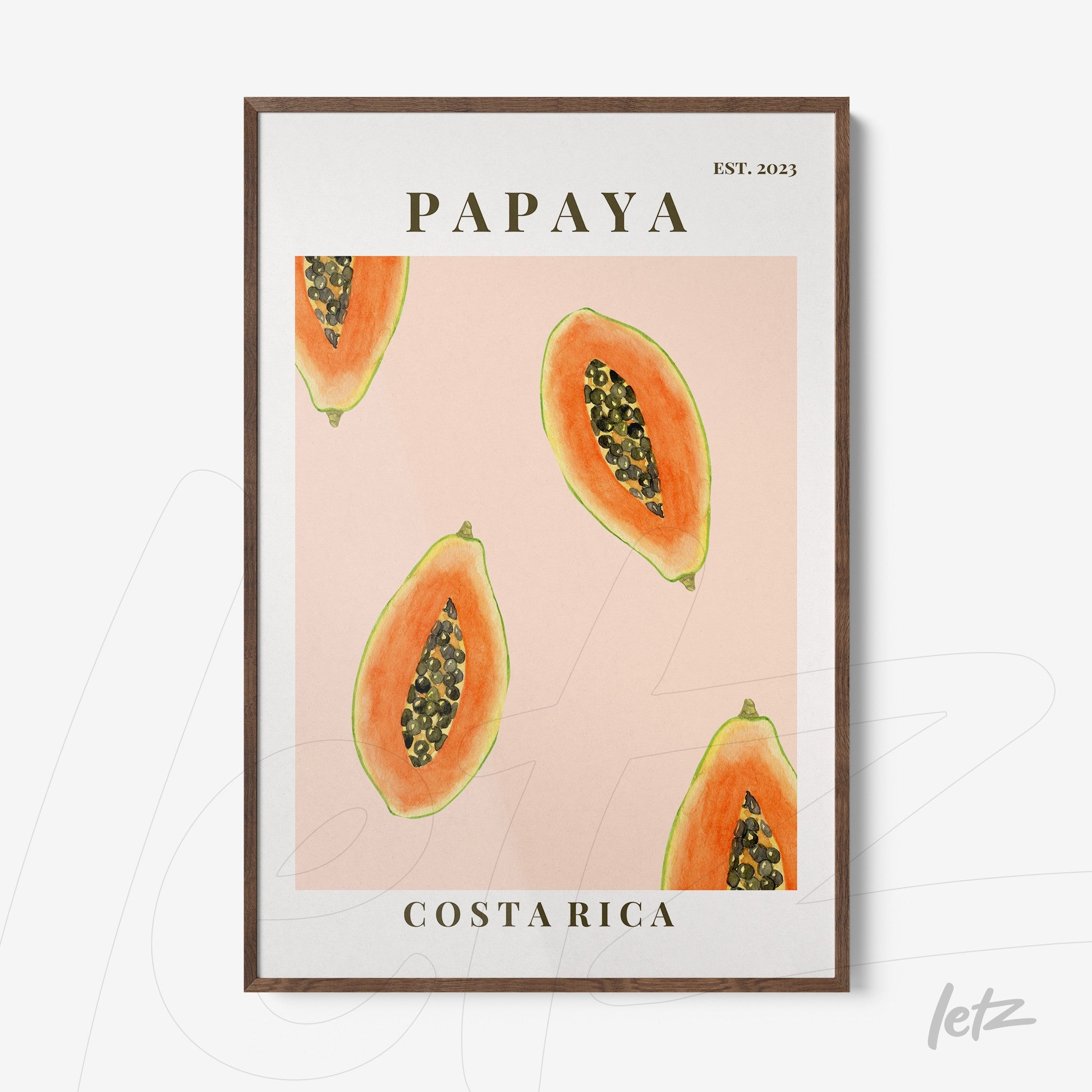quadro com ilustração de fatias de papaia em fundo rosa, moldura de madeira escura